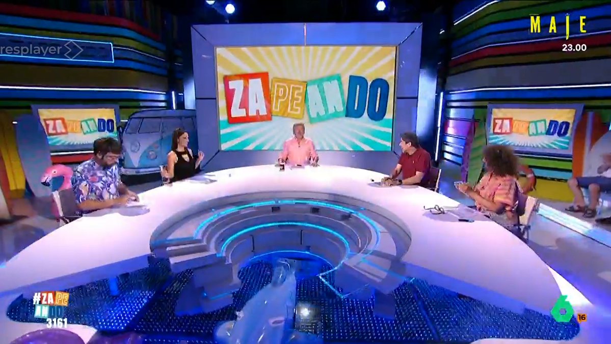 JoGonBa's tweet photo. Llevamos tantos (y siempre serán pocos) días seguidos con @Pixelskaya en la mesa de @zapeandola6 que el becario que me escribe estos posts se ha cogido vacaciones por estrés. Así que hoy me limitaré a preparar las palomitas y disfrutar de las Mayaderías 😂🍿 https://t.co/QPgI5dDSjF