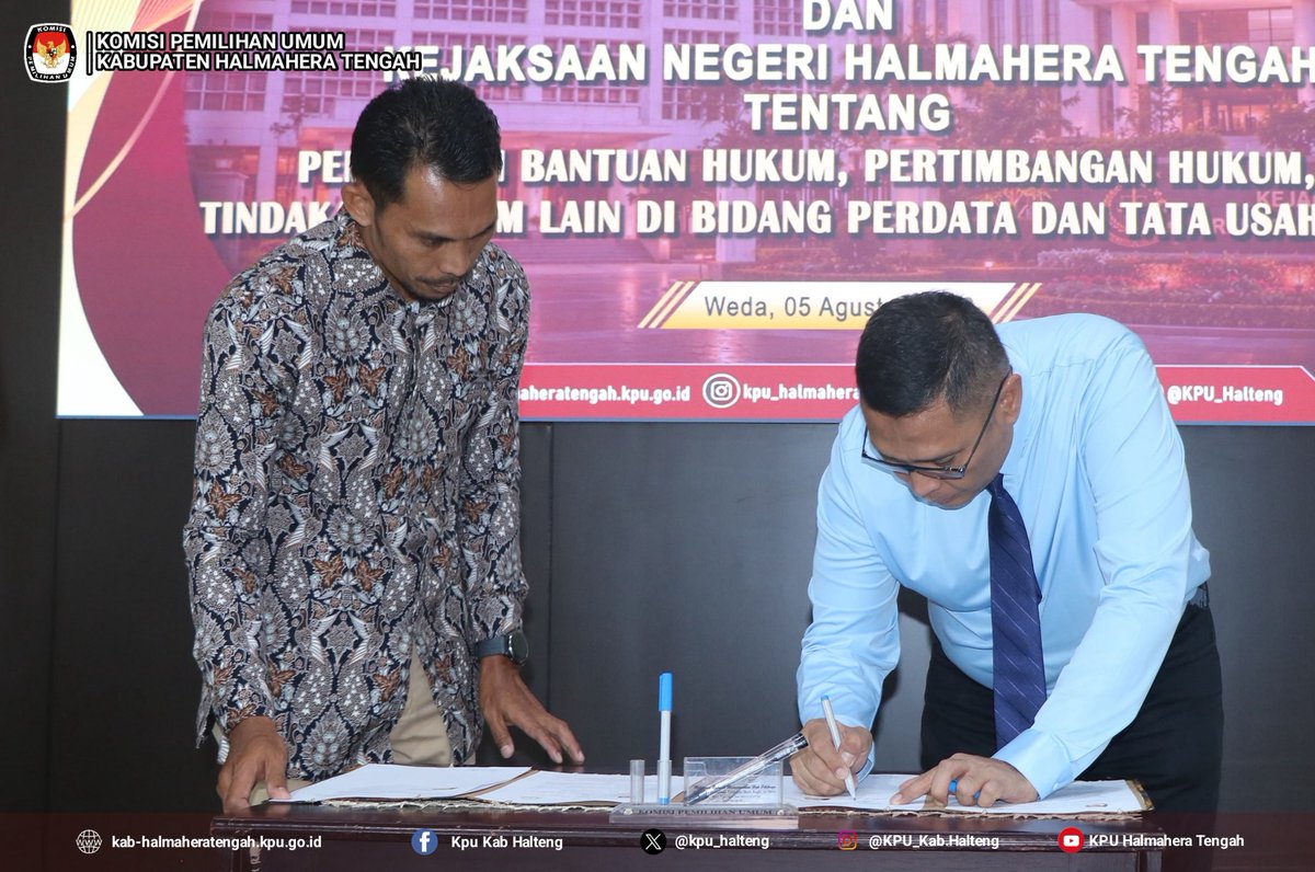 kpu_halteng's tweet photo. 2. dan tata usaha negara. 

Diselenggarakan di Aula Kantor KPU Halteng Jalan Yamamoto, Desa Wedana, Weda, acara ini dibuka  dengan penandatanganan dokumen Perjanjian Kerja Sama oleh Ketua KPU Halteng Rahman Tekka dan Kajari Halteng, Ashari Syam. 

Kegiatan dilanjutkan dengan https://t.co/K1IDPngHQi
