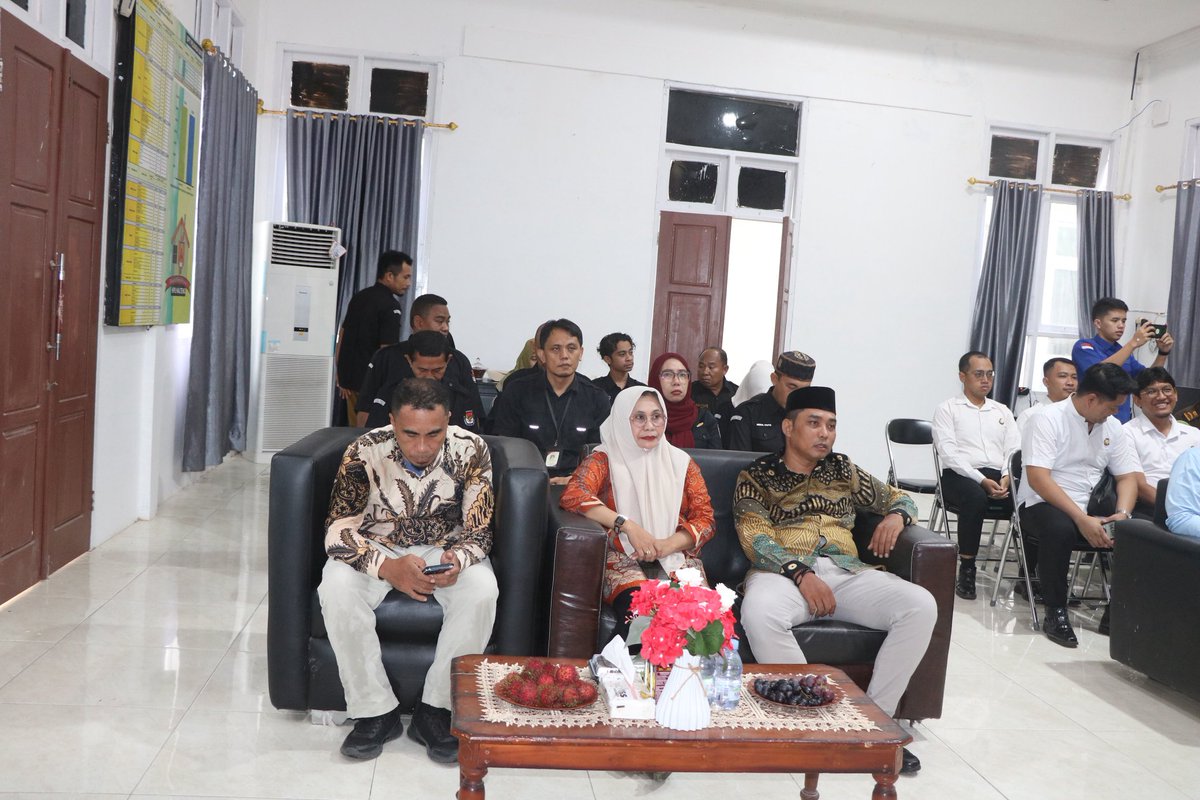 kpu_halteng's tweet photo. 2. dan tata usaha negara. 

Diselenggarakan di Aula Kantor KPU Halteng Jalan Yamamoto, Desa Wedana, Weda, acara ini dibuka  dengan penandatanganan dokumen Perjanjian Kerja Sama oleh Ketua KPU Halteng Rahman Tekka dan Kajari Halteng, Ashari Syam. 

Kegiatan dilanjutkan dengan https://t.co/K1IDPngHQi