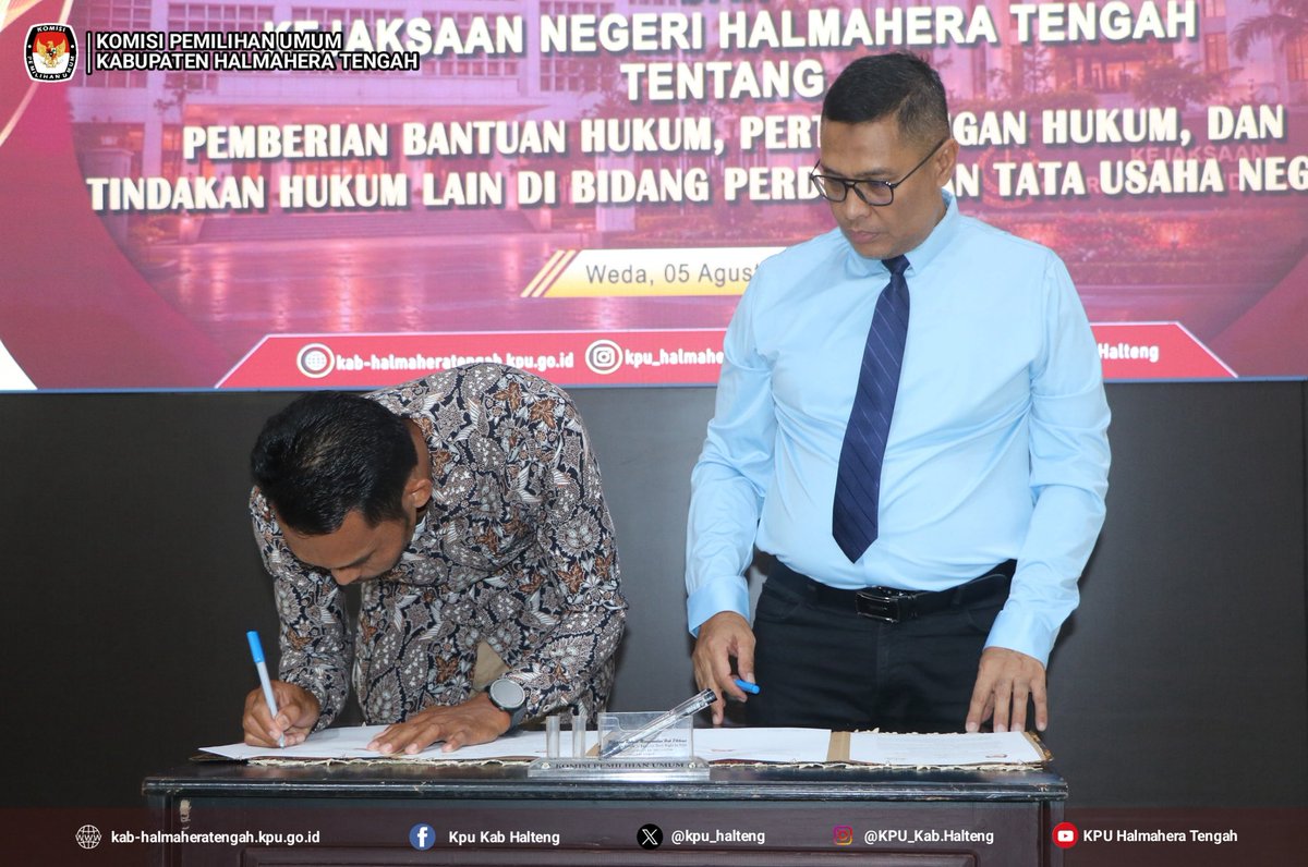 kpu_halteng's tweet photo. 2. dan tata usaha negara. 

Diselenggarakan di Aula Kantor KPU Halteng Jalan Yamamoto, Desa Wedana, Weda, acara ini dibuka  dengan penandatanganan dokumen Perjanjian Kerja Sama oleh Ketua KPU Halteng Rahman Tekka dan Kajari Halteng, Ashari Syam. 

Kegiatan dilanjutkan dengan https://t.co/K1IDPngHQi
