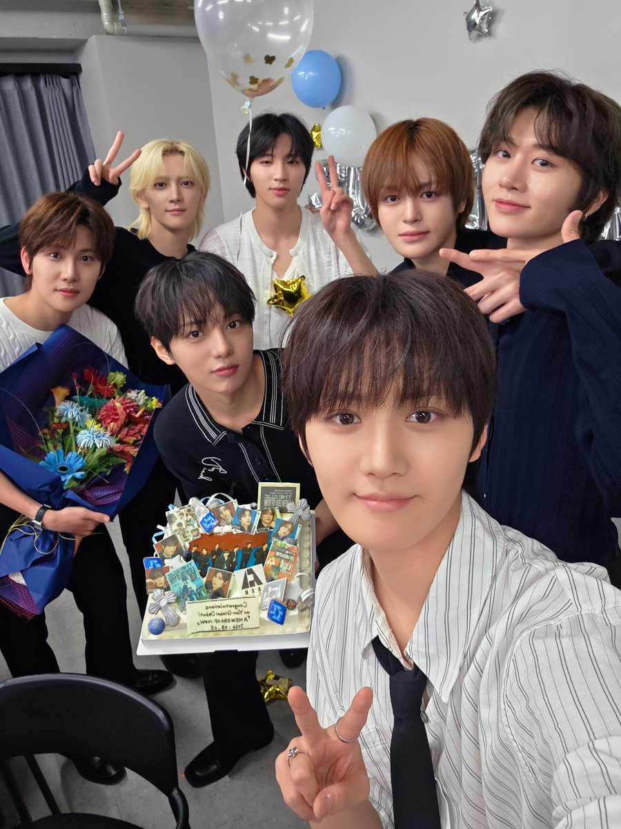 AEN_offcl's tweet photo. [📸]
260805
AEN THE 1ST EP [A NEW ERA OF NOW]
ALBUM RELEASE LIVE

오늘 데뷔를 함께해 주신 모든 분들께 감사합니다!
앞으로도 좋은 모습 많이 보여드릴 수 있도록 노력하는 AEN이 되겠습니다.

本日デビューを一緒に迎えてくださった皆さん、本当にありがとうございました！
これからもたくさんの素敵な姿をお見せできるよう、努力し続けるAENでありたいと思います。

#AEN #에이엔 #エイエン
#A_NEW_ERA_OF_NOW
#XtoZ