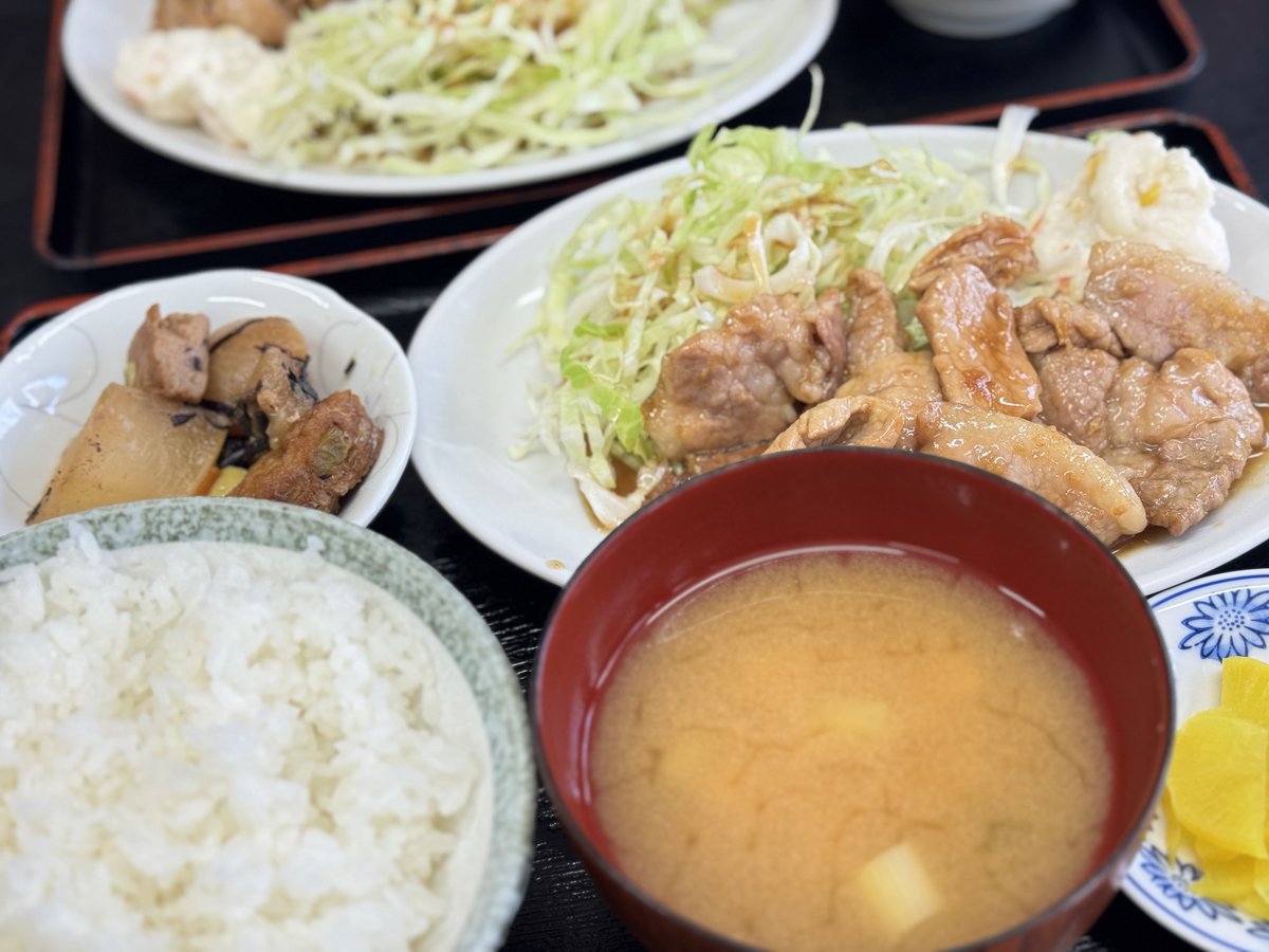 _1010xp's tweet photo. 今日のランチ〜^_^✌︎
二日酔いグロッキーの状態で飲む味噌汁ほど沁みるものはないネ https://t.co/HxMCd8vLi0