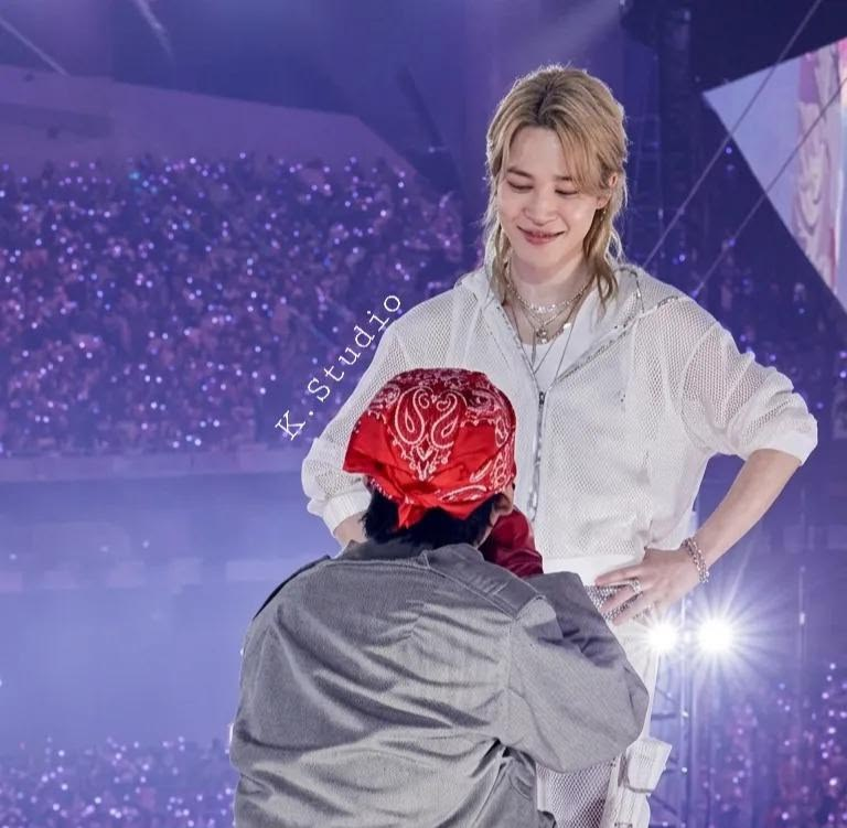 joon_lovebot's tweet photo. can we talk about serious issues like why did they remove vmin skit for being too fruity https://t.co/BgvgGwYaD6
