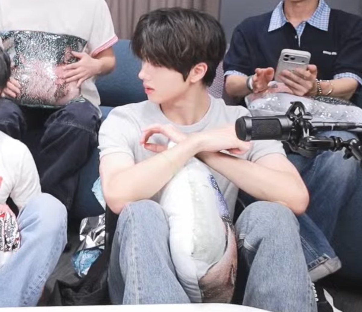 Nassssty51's tweet photo. กูเจอคนเกาหลีบ่นว่าขนาดเป็นคนเกาหลีก็ฟังอะไรในไลฟ์ไม่รู้เรื่องเลยสักอย่างเพราะจีซองหล่อเกินไป กุตรายย 555455555555 แต่วันนี้มันหล่อจริง ออร่าอะไรไม่รู้มึง แต่หล่อ หล่อไม่รู้เรื่องรู้ราว https://t.co/qu2CcpMrEL