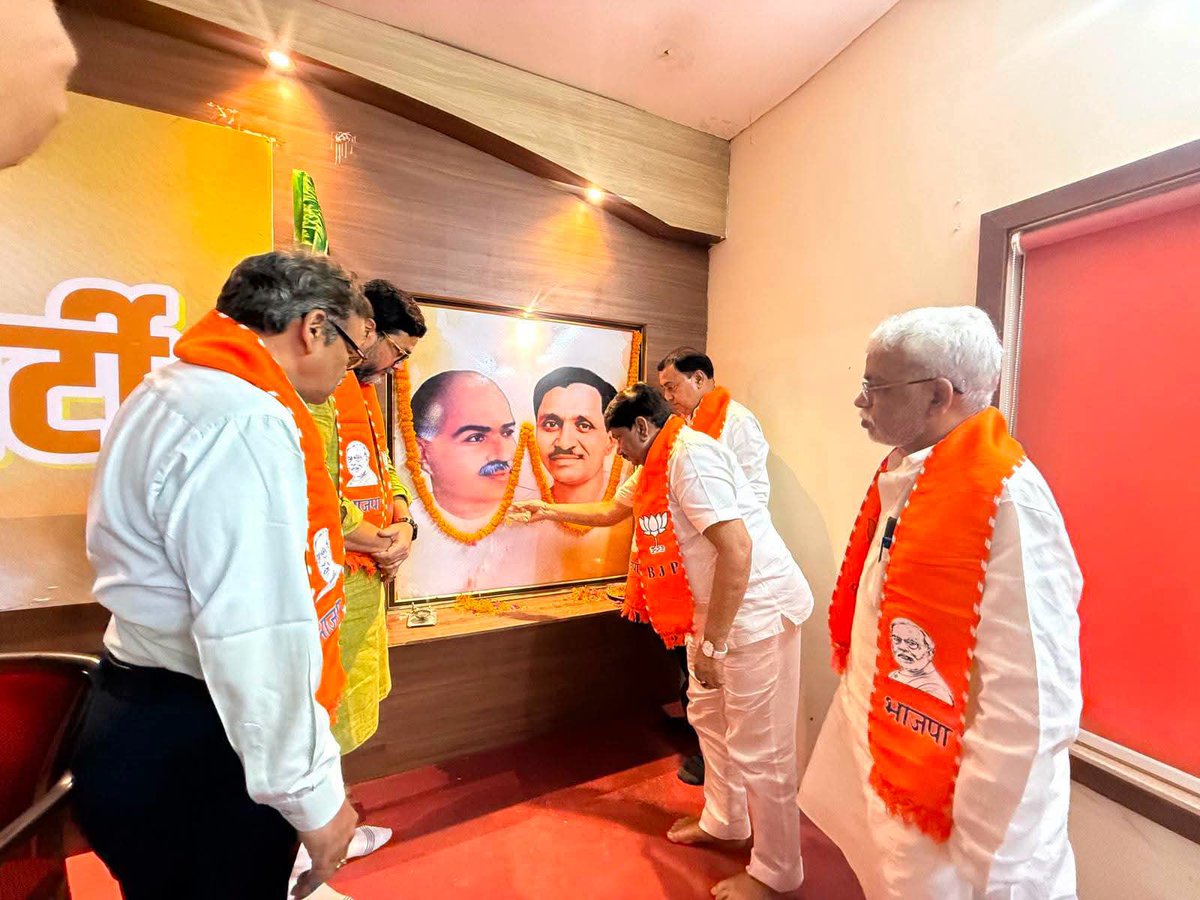 bjpvnsmahanagar's tweet photo. भारतीय जनता पार्टी, वाराणसी महानगर द्वारा "हर घर तिरंगा" एवं "तिरंगा यात्रा" अगस्त के सफल आयोजन हेतु आयोजित जिला कार्यशाला में मुख्य अतिथि काशी क्षेत्र के अध्यक्ष श्री अशोक चौरसिया जी के साथ उपस्थित रहा।
प्रदीप अग्रहरि 
महानगर अध्यक्ष 
वाराणसी https://t.co/tUByC1ZUgx