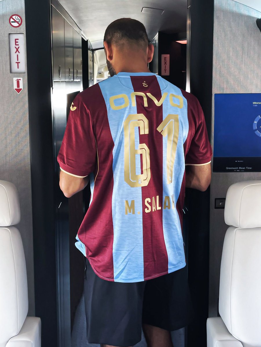 76n9u's tweet photo. İç saha galibiyeti sonrası ortasahada Onana’yla karşılıklı kolbastı oynayan Salah. Akıl hastanesini arayın abiler. https://t.co/4mSoRcapEs