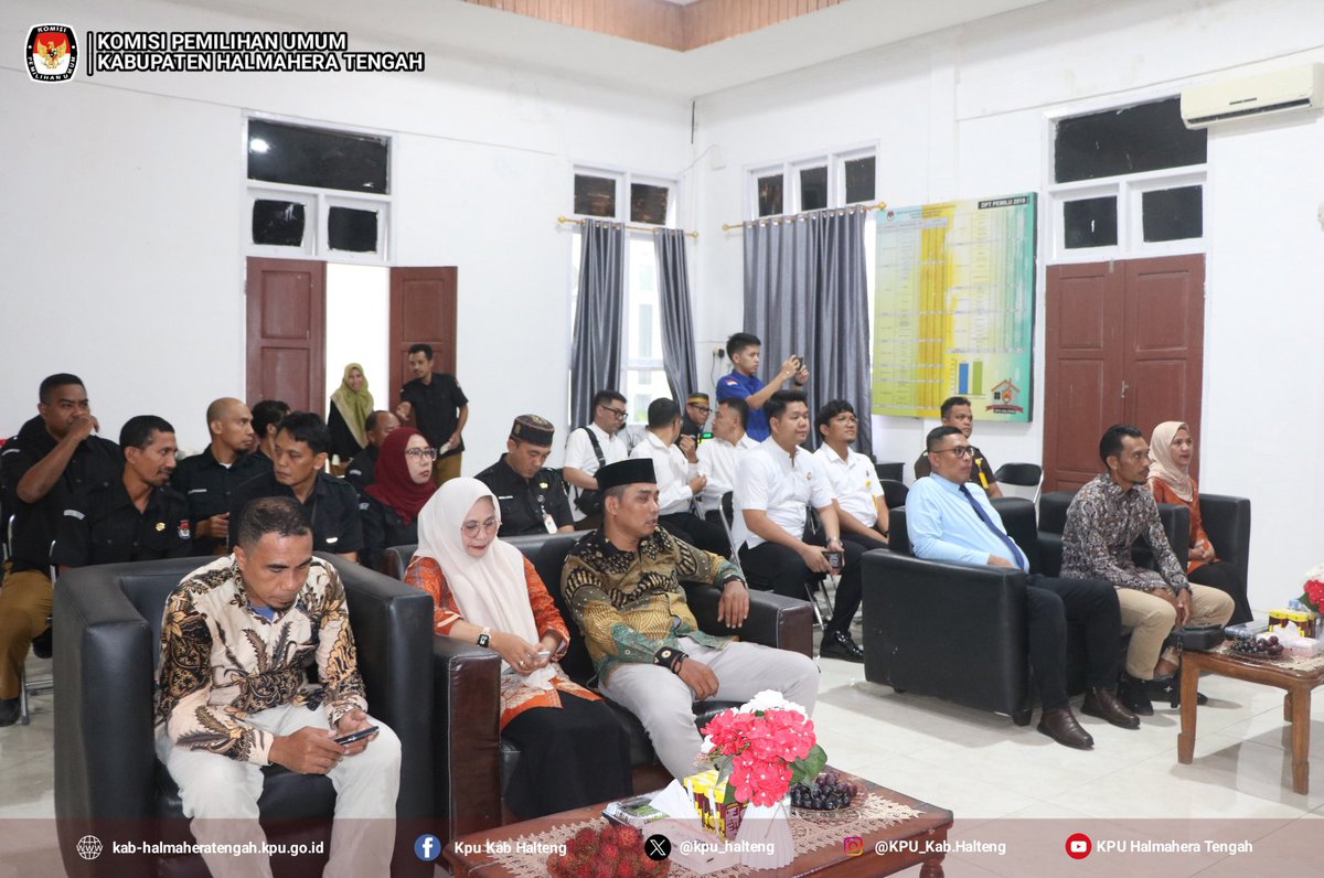 kpu_halteng's tweet photo. 3. penyampaian sambutan oleh kedua pemimpin lembaga. Rahman Tekka sangat bersyukur kerja sama dengan pihak Kejari Halteng akhirnya terwujud. "Kami di KPU bekerja dengan penuh resiko. Kami sangat terbantu dengan adanya kerja sama ini. Pada Pemilu kemarin kami banyak https://t.co/zTHQ6PwFFl