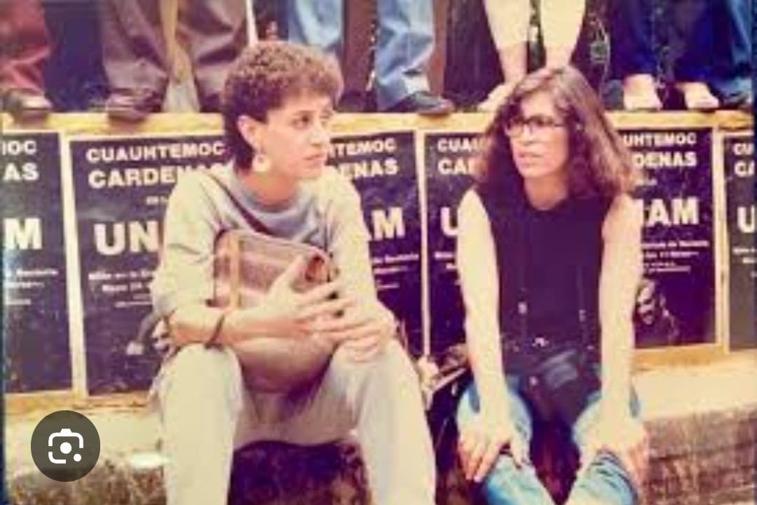 AliciaJ86958882's tweet photo. 🪇"Los caminos de la vida, no son como los creía" 🎻🎸🎹
Una es mi Presidenta, líder mundial. La otra es una vil cucaracha que se robó el dinero que era para los pobres y por eso debe estar en la cárcel @Rosario_Robles_ https://t.co/qvkM4mm4D0