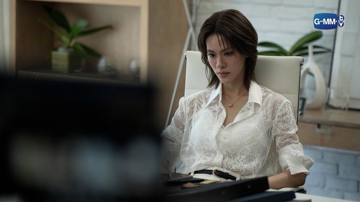 GMMTV's tweet photo. เอมี่ รับบท 'จันทร์' นักธุรกิจ สุขุม ดูเหมือนเป็นคนที่ไม่อยากผูกมัดกับใคร
#MoonshadowSeriesSpecial

[Eng Sub] เงาใต้พระจันทร์ Moonshadow Special [1/4]
🎥 https://t.co/ctUoRwvxwV

@emiamily @beonnnie https://t.co/YgYDQQZnLc