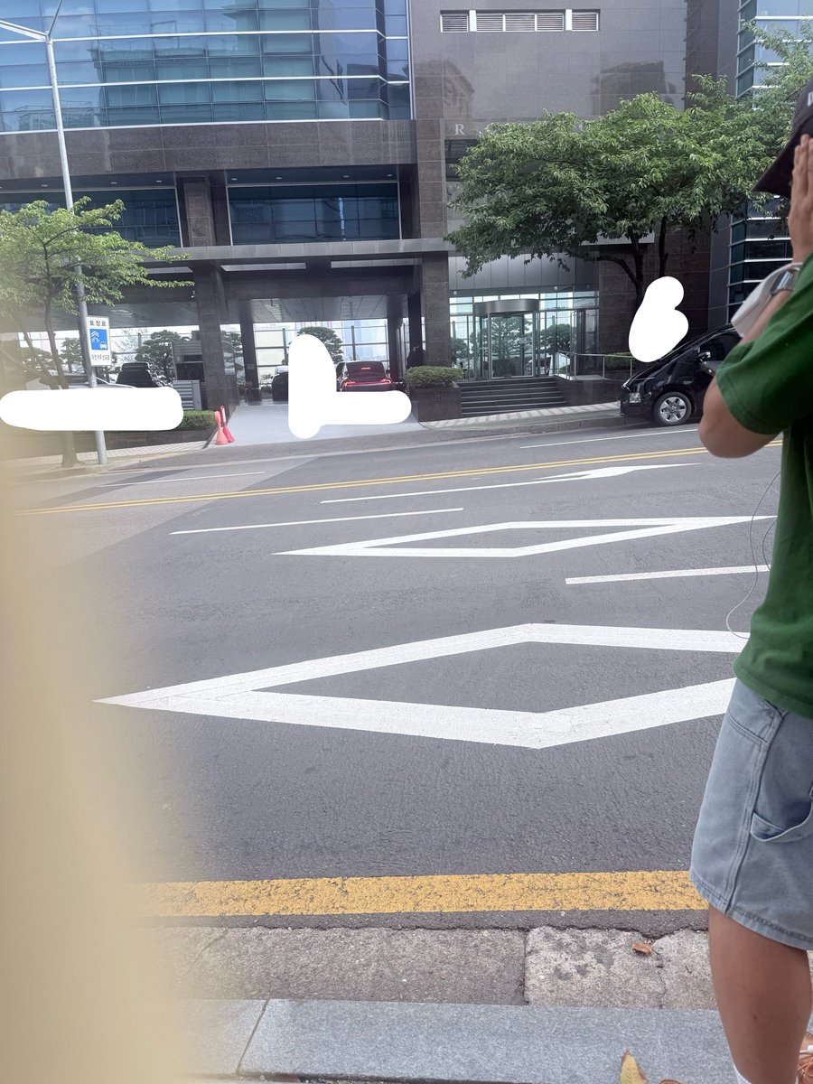 mv03xz's tweet photo. 상수 놀러갔다가 
버스 기다리고 있는데
소속사쪽으로 차 한대가 들어가길래
냅다 카메라 들었음…(빠순이특: 잼컨못참음)
나중에 확인하니까 건우여서 공유합니다
이정도거리여서저도자세한얼굴은모르네요… https://t.co/JKAmjZJHe7