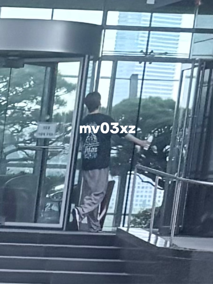 mv03xz's tweet photo. 상수 놀러갔다가 
버스 기다리고 있는데
소속사쪽으로 차 한대가 들어가길래
냅다 카메라 들었음…(빠순이특: 잼컨못참음)
나중에 확인하니까 건우여서 공유합니다
이정도거리여서저도자세한얼굴은모르네요… https://t.co/JKAmjZJHe7