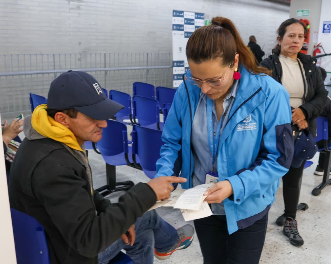 SeguridadBOG's tweet photo. ¡No más trabas en los trámites de salud! En nuestras Casas de Justicia se pone en marcha la Ruta #SaludSinBarreras para facilitar el acceso a la entrega de medicamentos, autorización de procedimientos, asignación de citas médicas, entre otras situaciones que limitan el acceso efectivo al derecho a la salud, sin necesidad de acudir a mecanismos judiciales. 

Los ciudadanos pueden acceder sin costo a la ruta. Para ubicar la Casa de Justicia más cercana, ingrese a https://t.co/whEFTlfDdv