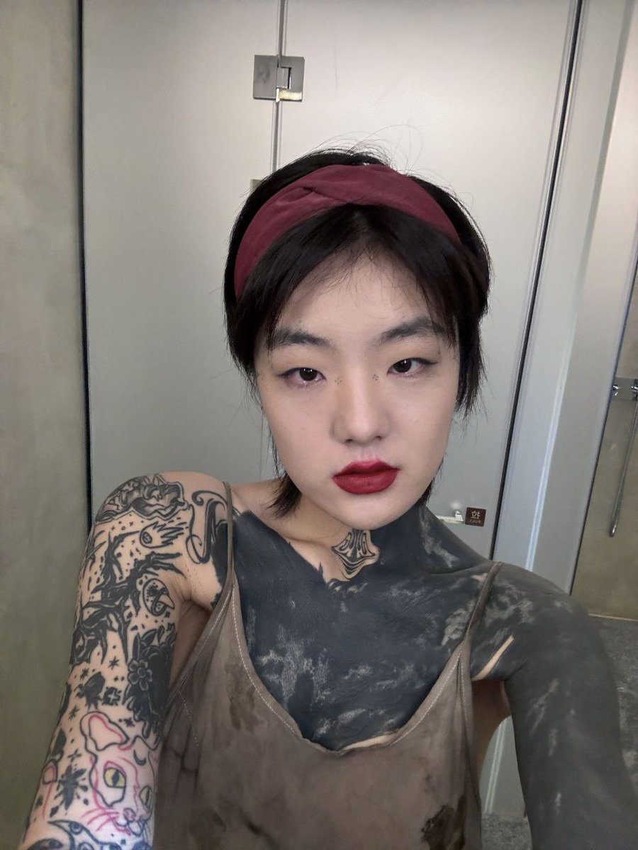 Kenny_HH's tweet photo. 纹身精神大妈 难道这就是艺术吗？ 怪不得有钱人喜欢艺术 #精神小妹 https://t.co/OOUEUohyNs