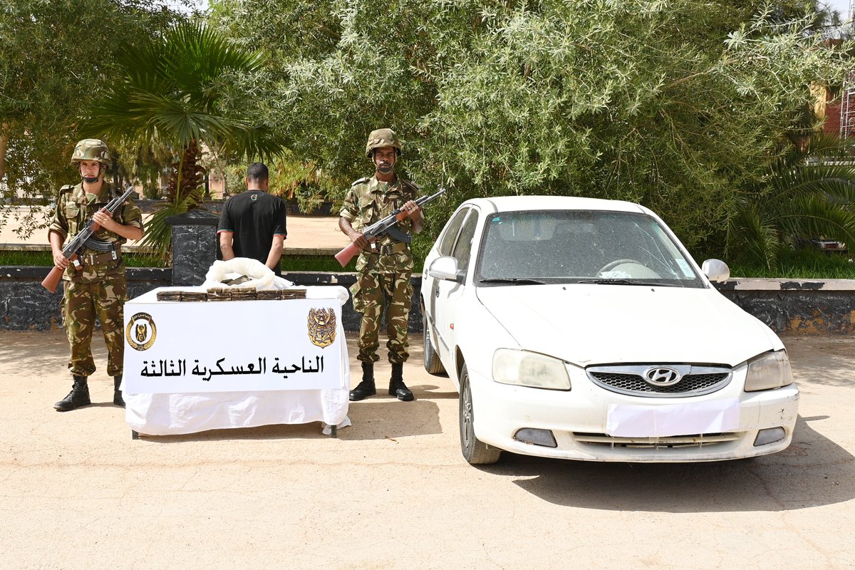 mdnGovDz's tweet photo. 📌الحصيلة العملياتية للجيش الوطني الشعبي، خلال الفترة الممتدة من  29 جويلية إلى 4 أوت 2026:

#مكافحة_الإرهاب 

بفضل جهود وحدات الجيش الوطني الشعبي، سلّم الإرهابي المسمى ب.إ المكنى أبو محمد نفسه للسلطات العسكرية ببرج باجي مختار بالناحية العسكرية السادسة، وبحوزته مسدس (1) رشاش من نوع كلاشينكوف وكمية من الذخيرة وأغراض أخرى، فيما أوقفت مفارز أخرى للجيش الوطني الشعبي (10) عناصر دعم للجماعات الإرهابية، خلال عمليات متفرقة عبر التراب الوطني.

#محاربة_الجريمة_المنظمة 

-مواصلة للجهود الحثيثة الهادفة إلى التصدي لآفة الاتجار بالمخدرات ببلادنا، أوقفت مفارز مشتركة للجيش الوطني الشعبي، بالتنسيق مع مختلف مصالح الأمن، (29) تاجر مخدرات وأحبطت محاولات إدخال قنطار (1) و(21) كيلوغرام من الكيف المعالج، عبر الحدود مع المغرب، فيما تم ضبط (588.947) قرص مهلوس، وذلك خلال عمليات عبر النواحي العسكرية.

- أوقفت مفارز للجيش الوطني الشعبي (53) شخصا بكل من تمنراست وبرج باجي مختار وإن قزام وإليزي، وحجزت (21) مركبة و(244) مولد كهربائي و(163) مطرقة ضغط، بالإضافة إلى كميات من خليط خام الذهب والحجارة وتجهيزات تستعمل في عمليات التنقيب غير المشروع عن الذهب

-توقيف (7) أشخاص آخرين وضبط مسدس (1) رشاش من نوع كلاشنيكوف و(5) بنادق صيد و(22.838) لتر من الوقود و(5) أطنان من المواد الغذائية الموجهة للتهريب، وهذا خلال عمليات متفرقة.

-أحبط حرّاس السواحل محاولات هجرة غير شرعية بسواحلنا الوطنية وأنقذوا (83) شخصا كانوا على متن قوارب تقليدية الصنع، فيما تم توقيف (509) مهاجر غير شرعي من جنسيات مختلفة عبر التراب الوطني.

#وزارة_الدفاع_الوطني_الجزائرية
