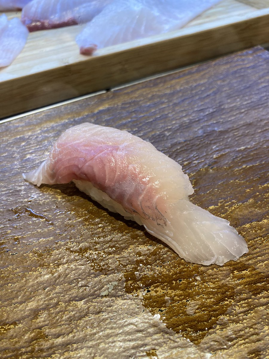 uru_nomi's tweet photo. 【築地】すし兆

大名さば
いさき
白サーモンなど

築地の立ち食い鮨はいつもここ🍣🙇 https://t.co/cqPAZZJQvC