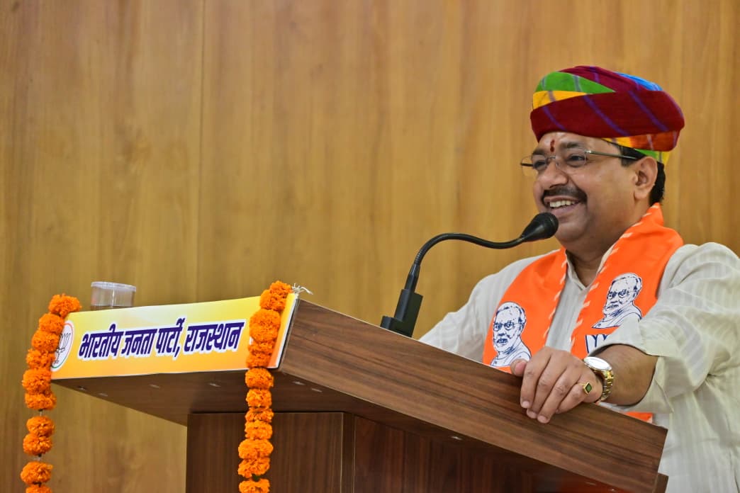 BJP4Rajasthan's tweet photo. प्रदेश महामंत्री (संगठन) श्री @ajaeybjp ने आज भाजपा प्रदेश कार्यालय, जयपुर में भाजपा किसान मोर्चा राजस्थान के नवनियुक्त प्रदेश पदाधिकारी एवं कार्यसमिति सदस्य गणों के साथ आयोजित प्रथम बैठक में कार्यकर्ताओं से परिचय एवं किसान मोर्चा की भूमिका, कार्यों एवं संगठनात्मक विषयों को लेकर संवाद किया।

इस अवसर पर भाजपा किसान मोर्चा के प्रदेश अध्यक्ष श्री @KailashBaytu, किसान मोर्चा के राष्ट्रीय मंत्री श्री शैलाराम सारण, किसान मोर्चा प्रभारी श्री @JS_Bishnoi सहित पदाधिकारी एवं कार्यकर्ता उपस्थित रहे।