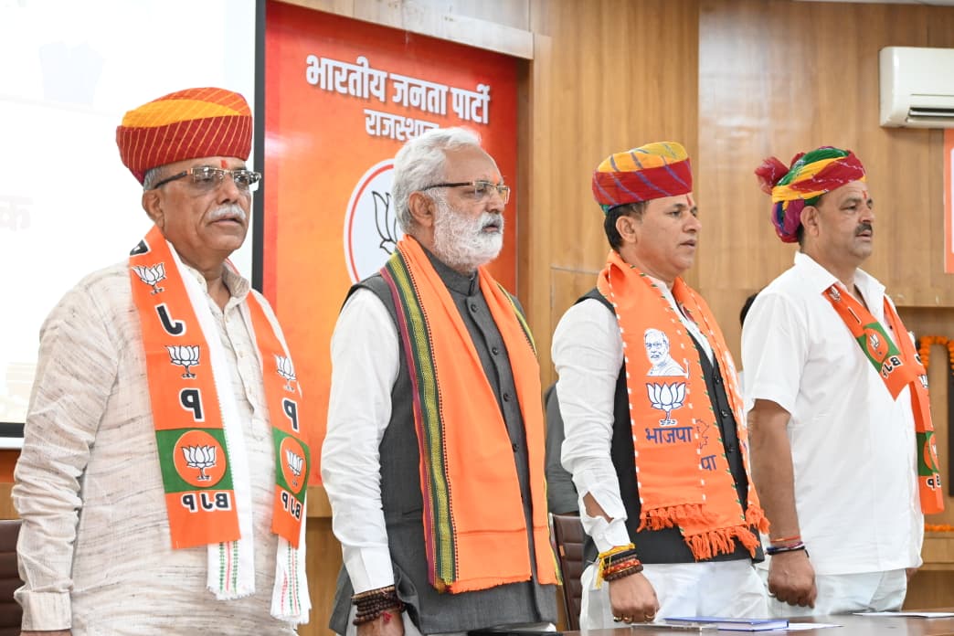 BJP4Rajasthan's tweet photo. प्रदेश महामंत्री (संगठन) श्री @ajaeybjp ने आज भाजपा प्रदेश कार्यालय, जयपुर में भाजपा किसान मोर्चा राजस्थान के नवनियुक्त प्रदेश पदाधिकारी एवं कार्यसमिति सदस्य गणों के साथ आयोजित प्रथम बैठक में कार्यकर्ताओं से परिचय एवं किसान मोर्चा की भूमिका, कार्यों एवं संगठनात्मक विषयों को लेकर संवाद किया।

इस अवसर पर भाजपा किसान मोर्चा के प्रदेश अध्यक्ष श्री @KailashBaytu, किसान मोर्चा के राष्ट्रीय मंत्री श्री शैलाराम सारण, किसान मोर्चा प्रभारी श्री @JS_Bishnoi सहित पदाधिकारी एवं कार्यकर्ता उपस्थित रहे।