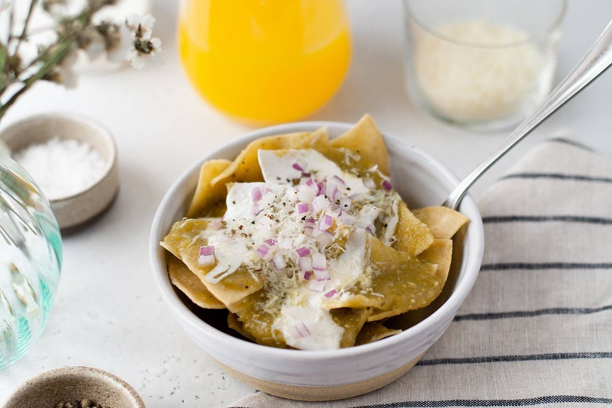 DishntheKitchen's tweet photo. Chilaquiles Verdes is a classic Mexican breakfast of fresh tortilla chips smothered in salsa verde and other ingredientes deliciosos. https://t.co/qbRCEunGwU https://t.co/Z017WUbbiM