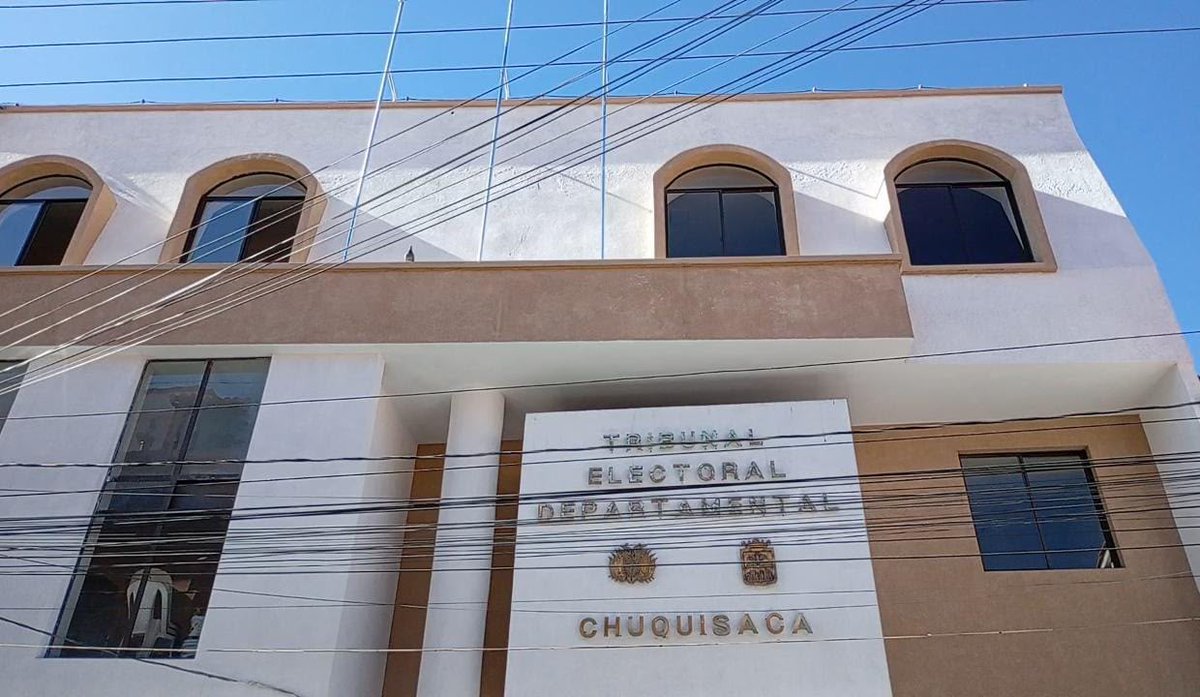 TSEBolivia's tweet photo. #Inspección I El presidente del TSE, Gustavo Ávila, y la vicepresidenta, Ximena Camacho, realizaron una inspección a las obras de refacción del TED de Chuquisaca, cuya infraestructura sufrió daños en 2019. Constataron que el avance de los trabajos se encuentra en su fase final. https://t.co/cq7Je41V91