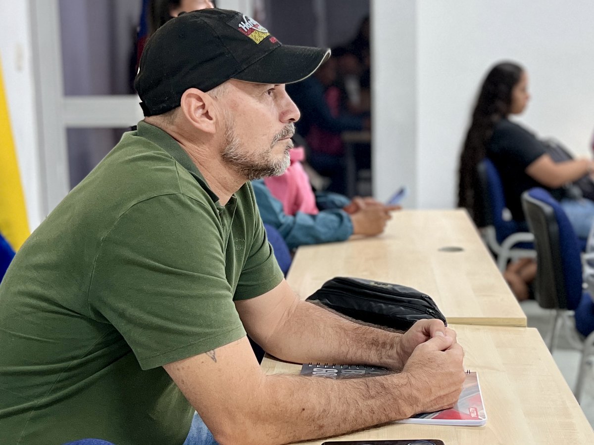 ESAPOficial's tweet photo. #Territoriales| Más que una universidad, una gran familia.💙 Los nuevos estudiantes de la #TerritorialQuindíoRisaralda en la CETAP Armenia, vivieron su primer abrazo institucional.
Un espacio para encender la chispa del saber y asumir el reto de construir un país más justo y honesto desde la administración pública. ¡La aventura comenzó! 🎓