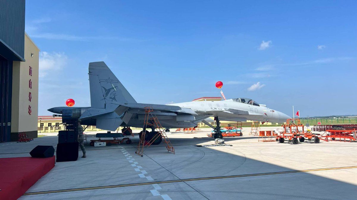 RupprechtDeino's tweet photo. As it seems, there is indeed a new batch of J-15T - ranging from no. 50 plus ... so likely the Batch 04 aircraft  are finally being delivered? 

Here another one via ACuriousPLAFan/SDF: 

"A J-15T with #50 at a PLANAF base located in the NTC."

(Via @齐天的孙猴子 on Weibo) https://t.co/vghmjZcYGR