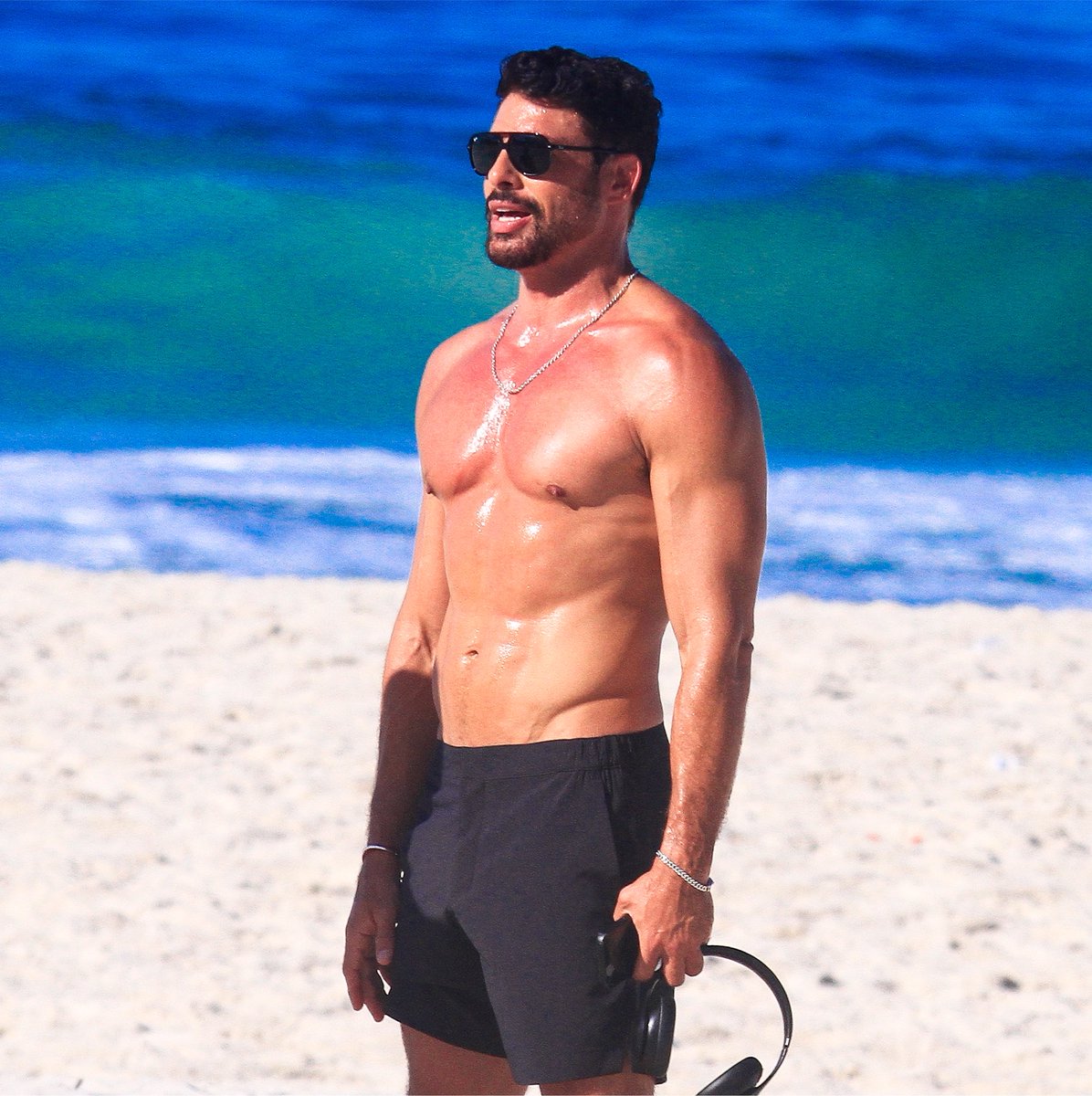 HugoGloss's tweet photo. Cauã Reymond saiu de casa para arrasar nossos corações nesta quarta (5). O ator foi visto aproveitando o mar da Praia da Barra e dando uma corridinha na areia. 

📸: Fabrício Pioyani / AgNews https://t.co/eTGvDaqroS