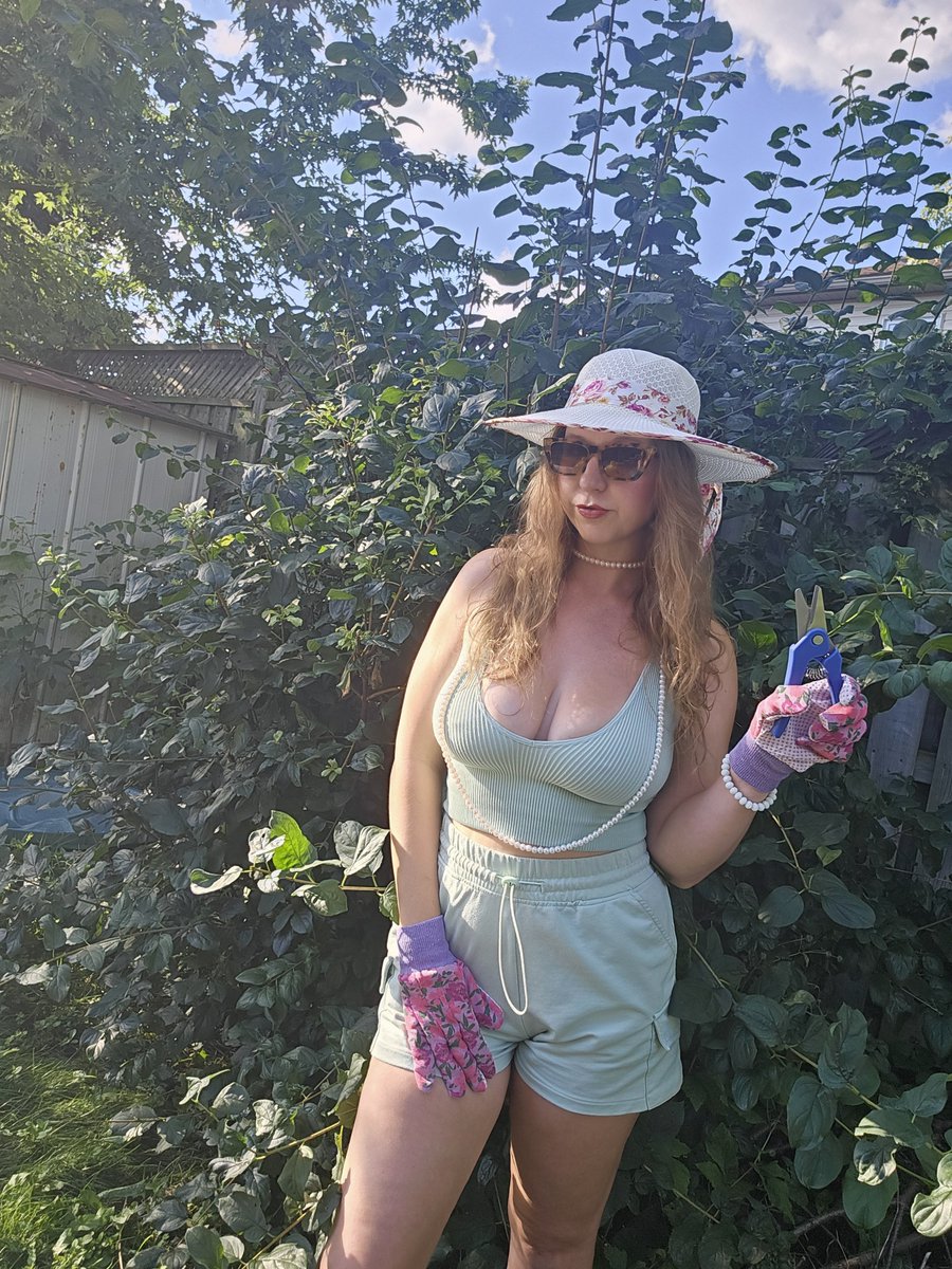 Melody69Lynn's tweet photo. How do you like your bush? 
Full? https://t.co/0E3Mx1Ej3b