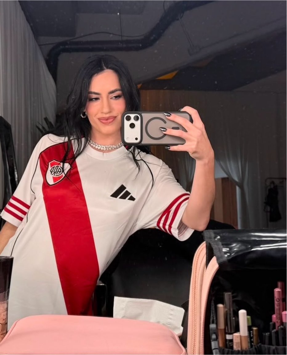 sh1pthey's tweet photo. así luce tu popstar fav que hace 3 river en menos de 6 meses https://t.co/UphTTG1flD