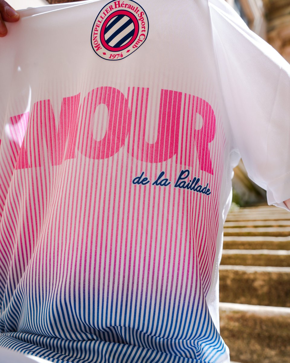 MontpellierHSC's tweet photo. 🆕👕 Maillot "𝑷𝒂𝒓 𝑨𝒎𝒐𝒖𝒓 𝒅𝒆 𝒍𝒂 𝑷𝒂𝒊𝒍𝒍𝒂𝒅𝒆" 🌞
Un maillot qui respire l'été et l'amour du club 🫶

𝑬𝒏 𝒗𝒆𝒏𝒕𝒆 au MHSC Store Odysseum, samedi soir au Stade de La Mosson et sur la boutique en ligne ⤵️
🖱️ https://t.co/BCJKO8r4jl https://t.co/X426MzXks8