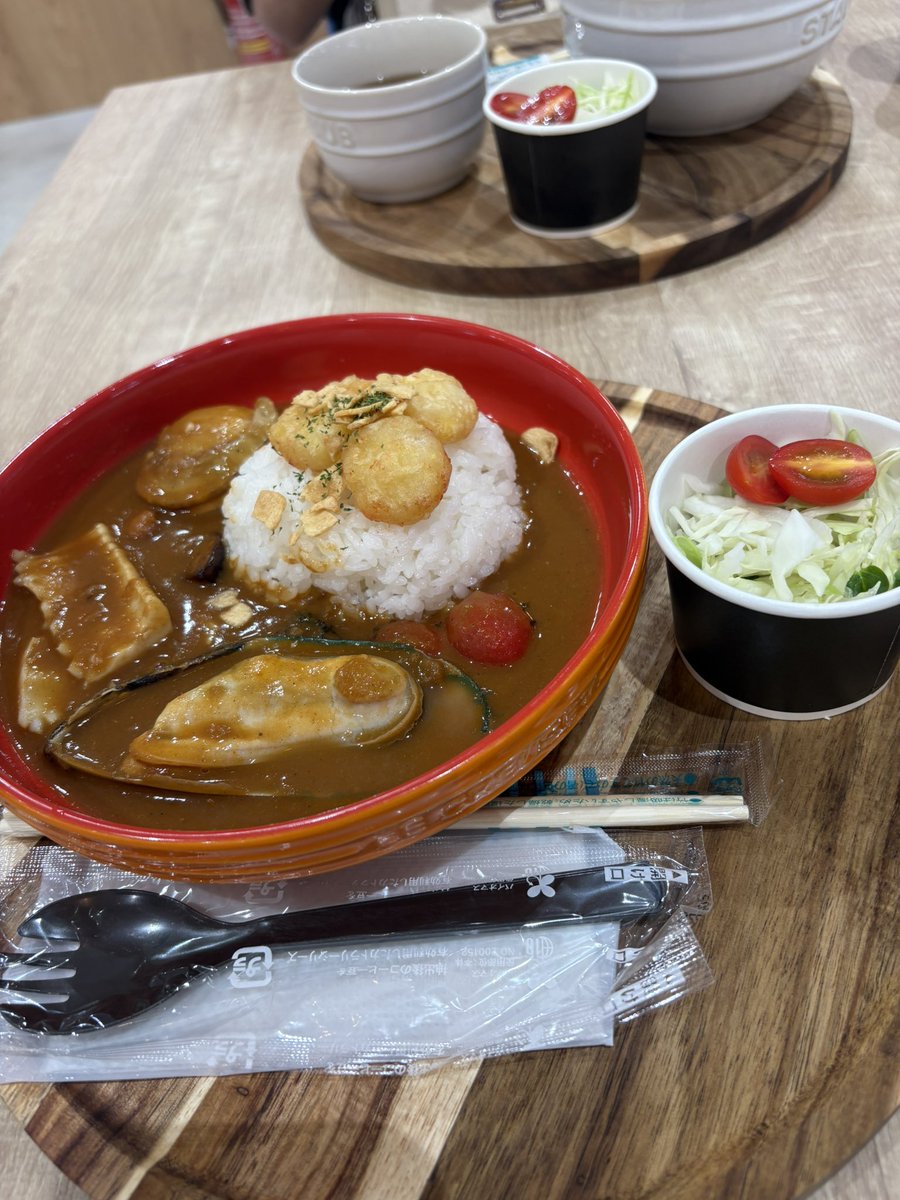 bunny00024's tweet photo. 八食センターの新しくなったフードコートに行ってきました🐟PORT88さんのブイヤカレーはシーフードの旨味たっぷりで美味しかったです🍛帰りはアダチ文具さんでお買い物🖊️品揃え豊富で最高😆　#八食センター　#PORT88 #アダチ文具 https://t.co/lJBQhTNdcF
