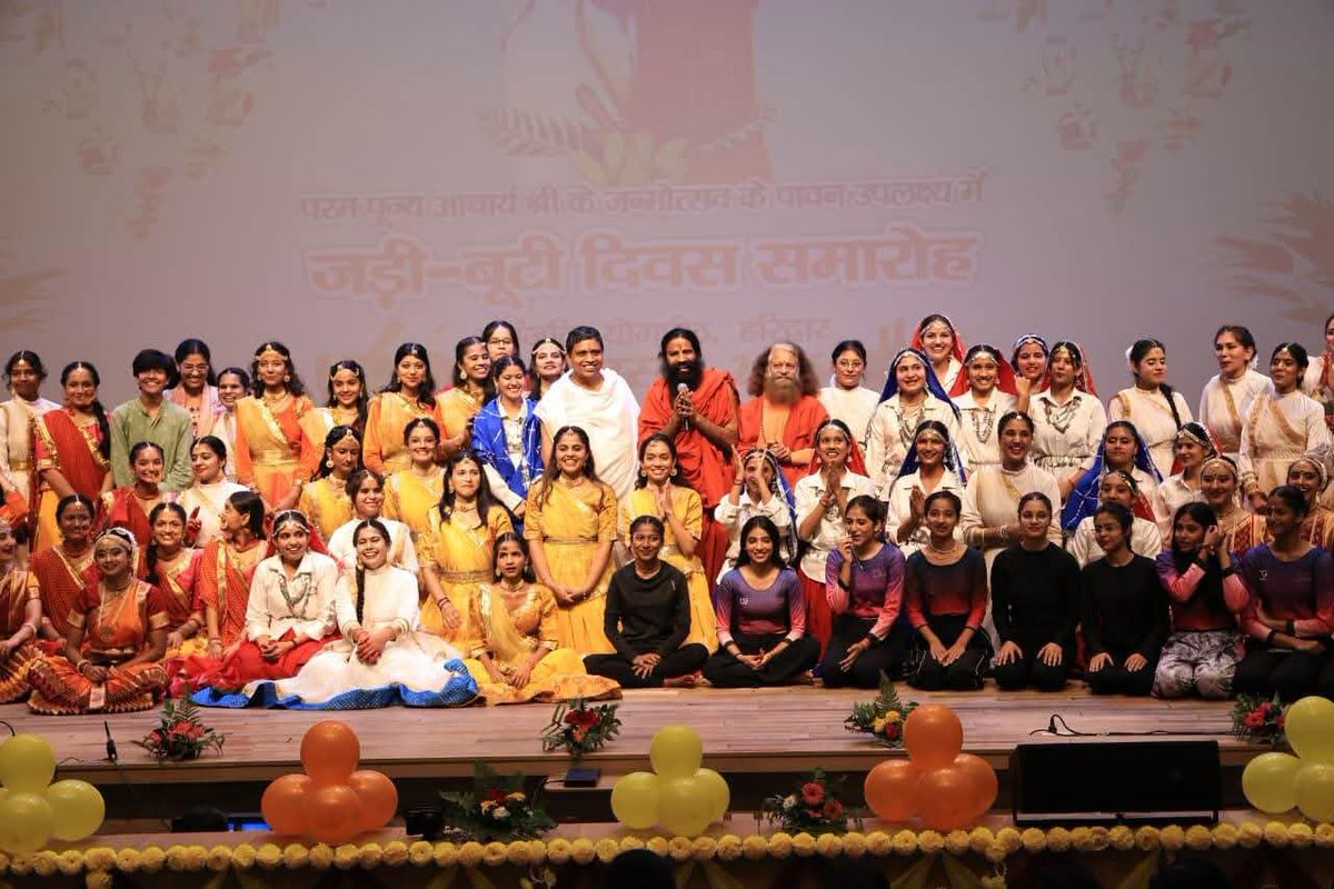 ShreeSetu's tweet photo. @pujyaswamiji 🌿✨ आचार्य श्री बालकृष्ण जी के 54वें जन्मदिवस ‘जड़ी-बूटी दिवस’ पर परमार्थ निकेतन Parmarth Niketan के अध्यक्ष, परमार्थ पीठाधीश्वर पूज्य स्वामी चिदानन्द सरस्वती जी महाराज का पावन सान्निध्य ✨🌿

जय गौ माता https://t.co/4DHo7Bes17 #गौ_सेवा #गौमाता_राष्ट्रीयमाता https://t.co/CQIGkC50QS