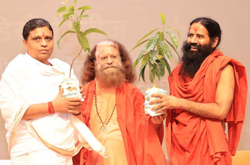 ShreeSetu's tweet photo. @pujyaswamiji 🌿✨ आचार्य श्री बालकृष्ण जी के 54वें जन्मदिवस ‘जड़ी-बूटी दिवस’ पर परमार्थ निकेतन Parmarth Niketan के अध्यक्ष, परमार्थ पीठाधीश्वर पूज्य स्वामी चिदानन्द सरस्वती जी महाराज का पावन सान्निध्य ✨🌿

जय गौ माता https://t.co/4DHo7Bes17 #गौ_सेवा #गौमाता_राष्ट्रीयमाता https://t.co/CQIGkC50QS
