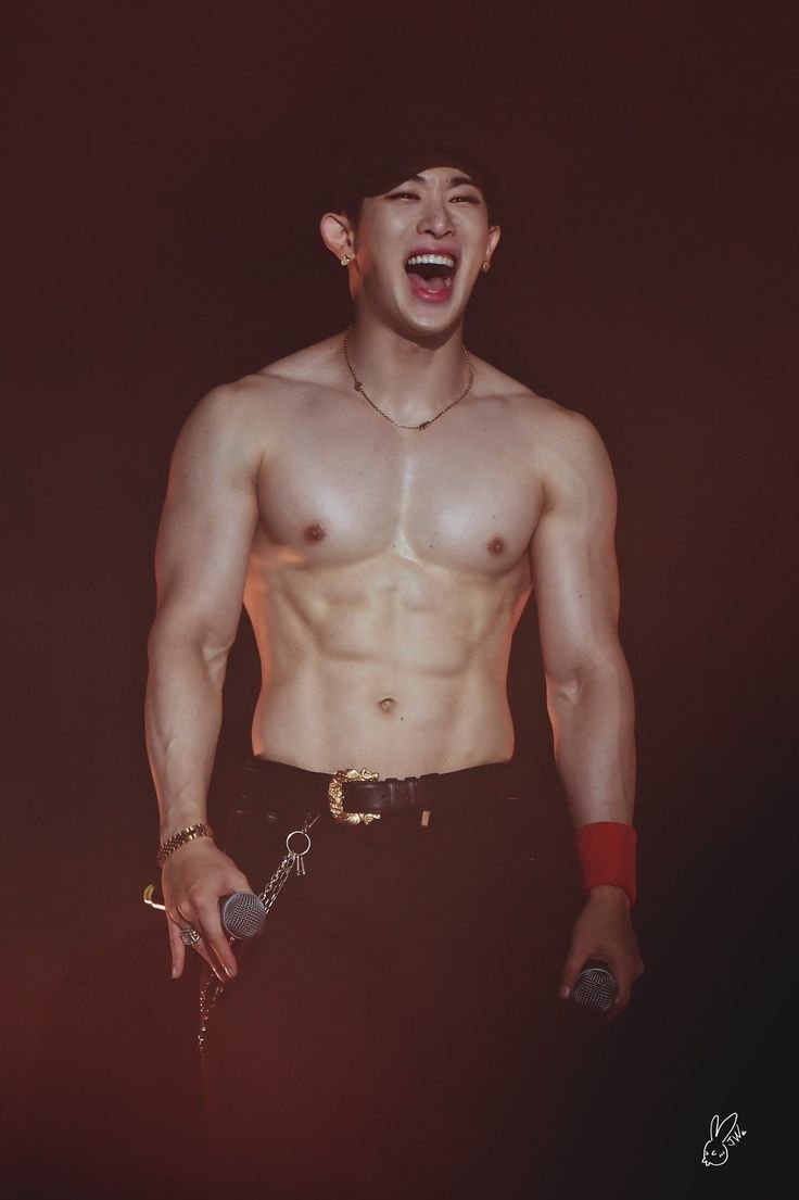_heyymandy's tweet photo. Essa aqui chegou no kpop ontem só pode. Dizer que o Wonho não é natural é uma ofensa porque esse homem malha desde antes do debut. Ele praticava Taekwondo e natação quando era mais novo. Então me sinto na obrigação de mostrar a evolução dele entre 2015, 2018, 2020 e 2026: https://t.co/tPRJIB2ko6