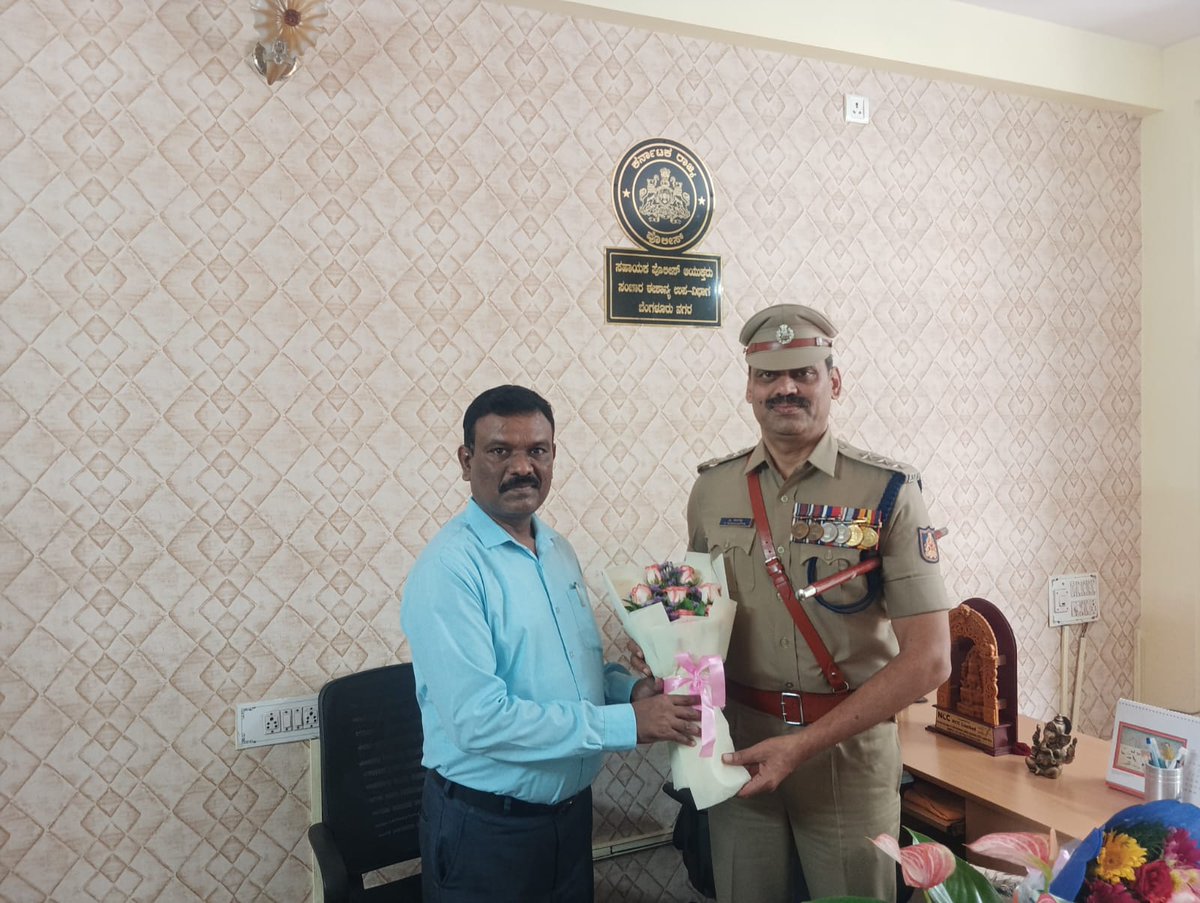 acpnortheast's tweet photo. ಶ್ರೀ. ಟಿ. ರಂಗಪ್ಪ. ಸಹಾಯಕ ಪೊಲೀಸ್ ಆಯುಕ್ತರು, ಆದ ನಾನು ಈಶಾನ್ಯ ಸಂಚಾರ ಉಪ ವಿಭಾಗಕ್ಕೆ ವರದಿ ಮಾಡಿಕೊಂಡಿರುತ್ತೇನೆ. ಸುಗಮ ಸಂಚಾರ ನಿರ್ವಹಣೆಯ ನಮೆಲ್ಲಾ ಕಾರ್ಯಗಳಿಗೆ ನಿಮ್ಮ ಸಹಕಾರವಿರಲಿ… https://t.co/g2CzNUbdqu