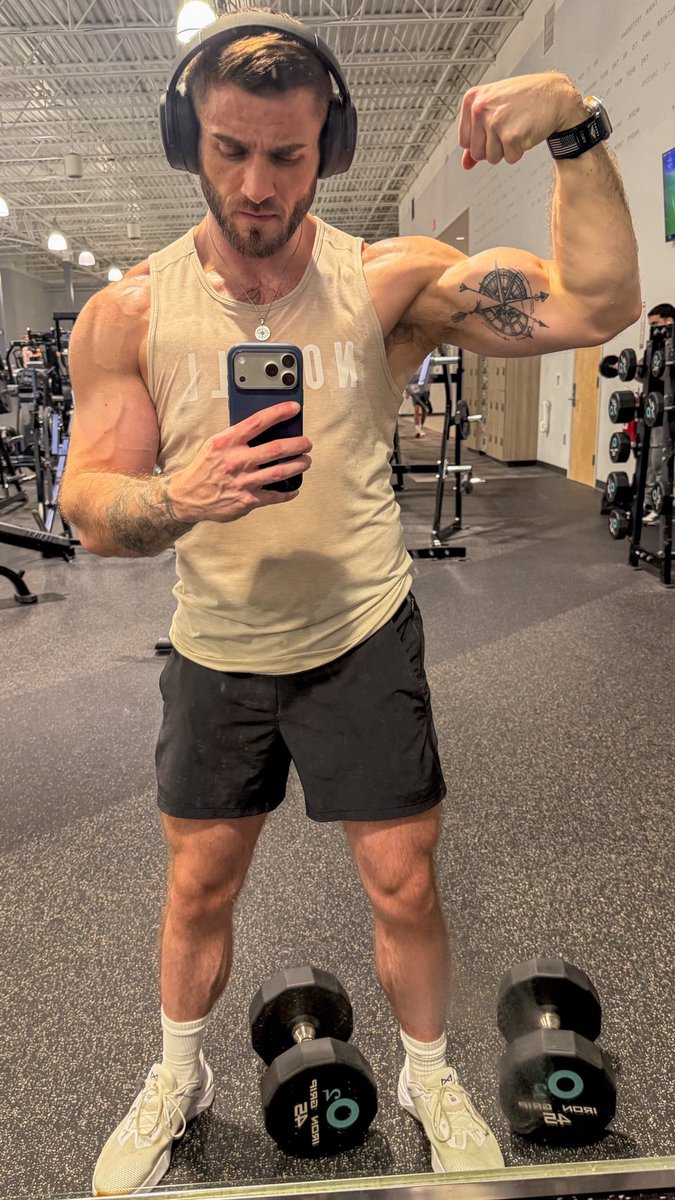 BrandonAllenXX's tweet photo. I think I look pretty good for 32. What do you think? 👀 https://t.co/9EK8I4tGfP
