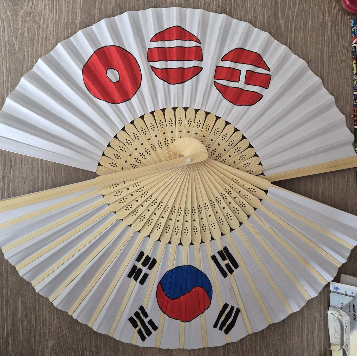 guambita26's tweet photo. No es mucho pero es trabajo honesto... una tarea menos para BTS en Chile 💜 https://t.co/WJwKxcES5e