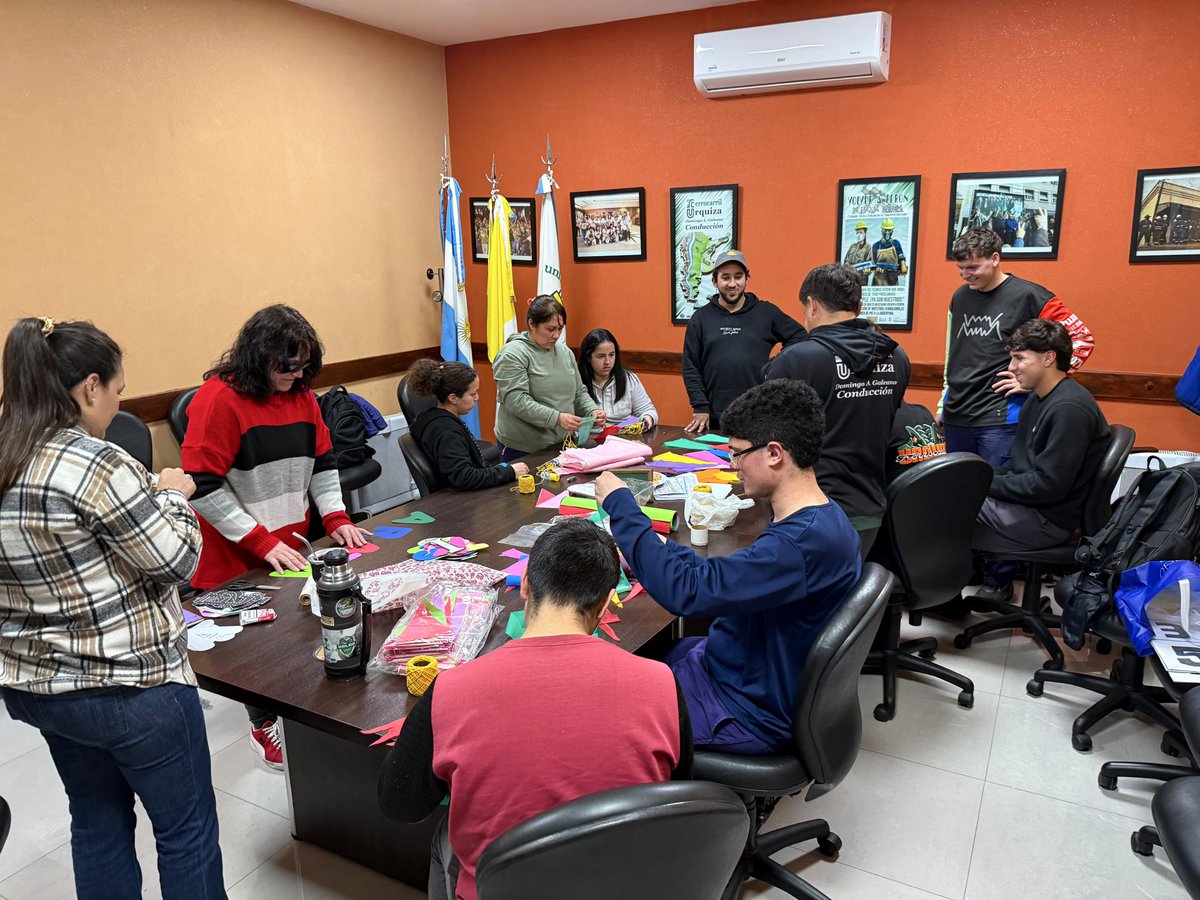 SeccionalLynch's tweet photo. 🤩🌈👏🏼Esta semana la Juventud Ferroviaria volvió a reunirse para seguir organizando cada detalle de lo que será este Día de las Infancias. https://t.co/jsOH4wjPp1