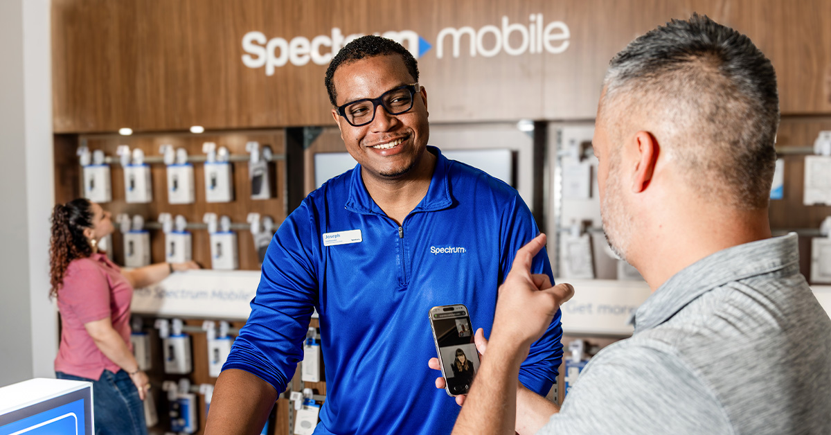CharterNewsroom's tweet photo. Spectrum's in-store ASL service now connects deaf customers with virtual ASL interpreters in nearly 100 Stores. 

Because connections – online, over the phone or in stores – shouldn't come with barriers: https://t.co/Uhc6P83w54 https://t.co/SbojFkMenW