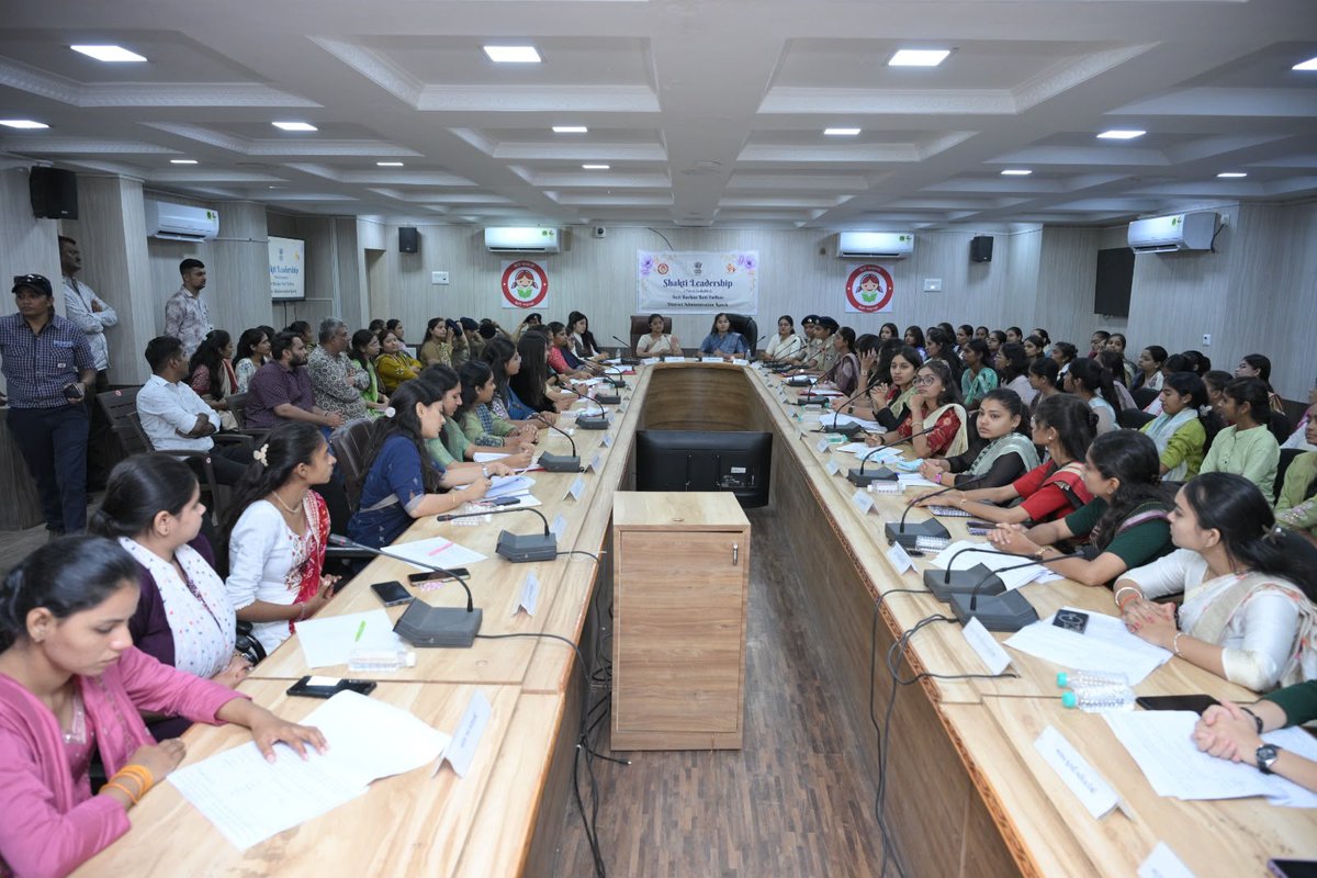 collectorkut's tweet photo. આજરોજ નારી વંદન સપ્તાહ કાર્યક્રમ અંર્તગત મોક સંકલન બેઠકમાં હાજરી આપીને દીકરીઓને પ્રોત્સાહન પુરૂં પાડ્યું. વહીવટીતંત્રની કામગીરીથી દીકરીઓને માહિતગાર કરીને ઉજ્જવળ ભવિષ્ય માટે શુભેચ્છાઓ પાઠવી.
@CMOGuj @sanghaviharsh @MLASanjaysinh @revenuegujarat @InfoGujarat @infokutchgog https://t.co/r70u5AOwSu