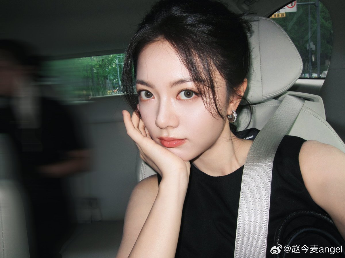 randmpersonjk's tweet photo. 2026.08.05
Mai Mai | Weibo

It's been a while since our last car photo!! 😚 Why is this girl so cute!! 🤭 

#ZhaoJinmai 🌾 #赵今麦 https://t.co/nbFBdyuIY1