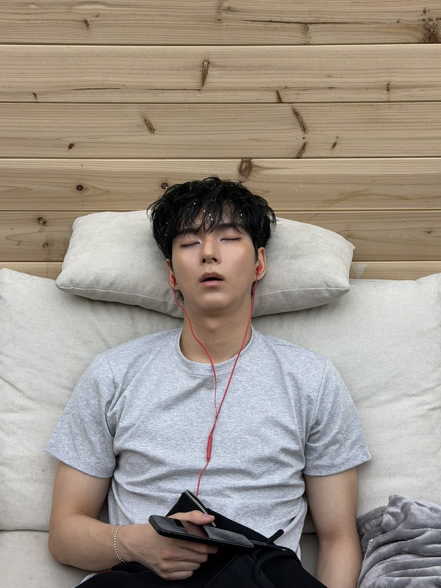 haefullsun's tweet photo. sleepinary heroes https://t.co/InSJYRQf9E