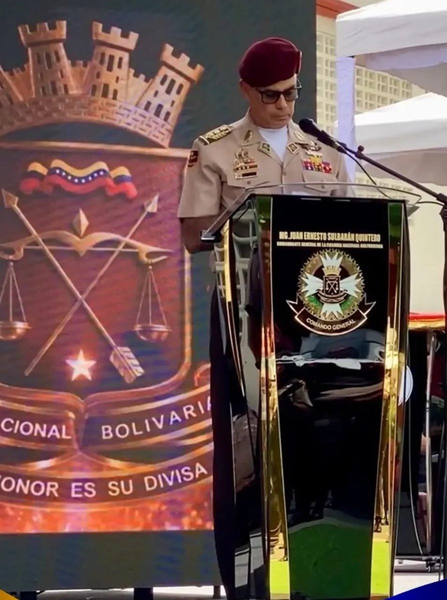 maibortpetit's tweet photo. Comandante general de la GNB desata críticas por expresar lealtad a una figura accidental como Delcy Rodríguez

El mensaje institucional del comandante general de la Guardia Nacional Bolivariana, Juan Ernesto Sulbarán Quintero, ha generado una ola de críticas y comentarios negativos por expresar su lealtad a Delcy Rodríguez, quien ejerce la presidencia interina. El mensaje no hace énfasis en la lealtad al pueblo venezolano, sino a una figura que ocupa un cargo de carácter transitorio o accidental.
Cuestionan que intente utilizar a todo un componente militar con una postura política personal, un discurso desfasado y completamente politizado. "Cuando se cambia la dignidad y el honor por el poder y el dinero", señalan algunos comentarios.
Sulbarán Quintero pertenece a la promoción de 1993, cuyos compañeros de curso ya se encuentran en la reserva, un hecho que también ha sido objeto de debate público.