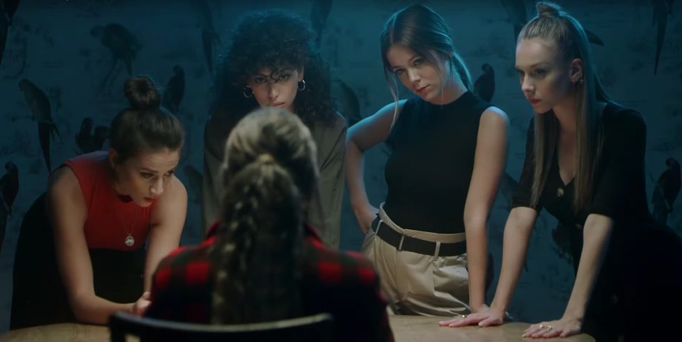 favfilmes's tweet photo. Quando a Danna colocou as mulheres de Elite no videoclipe de Oye Pablo https://t.co/olC4FaHMIn