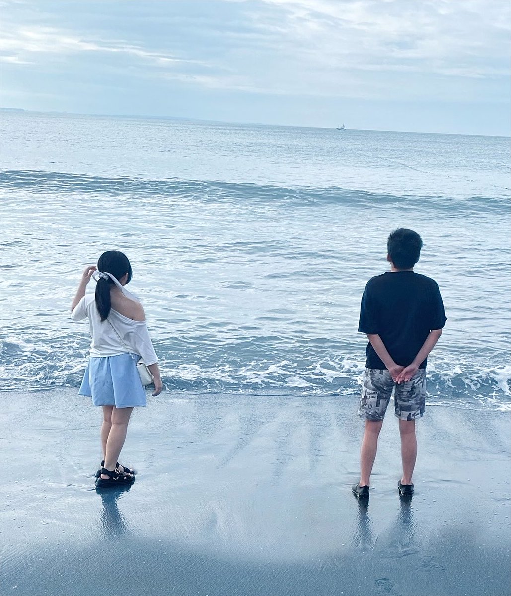 YRm0523's tweet photo. なんで弟の方が足細いねんクソ https://t.co/tW22S64Vf5