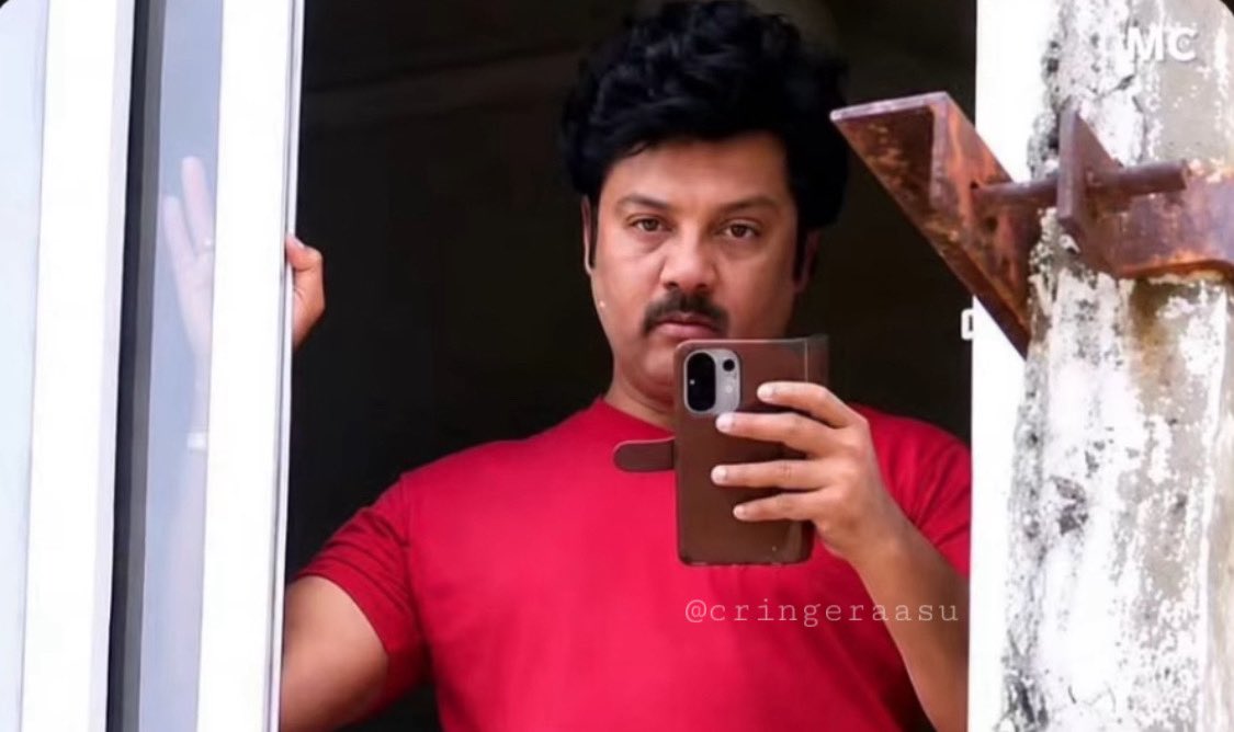 Cringeraasu's tweet photo. Me helping my friend record a dance trend reel just because that mf is under attention patraakurai this week online. https://t.co/Thr2tvulOJ