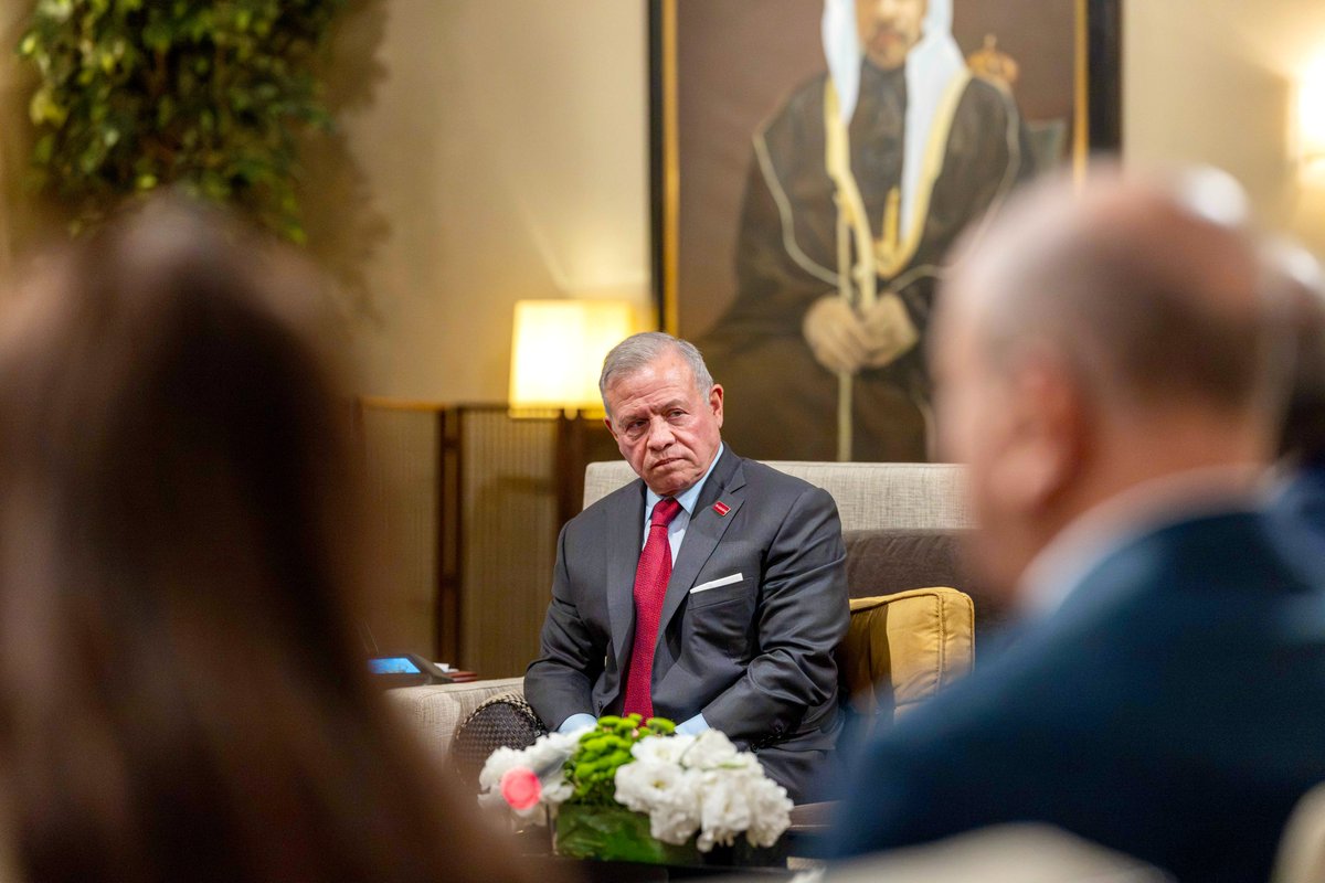 RHCJO's tweet photo. جلالة الملك عبدالله الثاني يستقبل أعضاء اللجنة الوزارية العربية المكلفة بالتحرك الدولي لمواجهة السياسات والإجراءات الإسرائيلية غير القانونية في مدينة القدس المحتلة، بحضور سمو الأمير الحسين بن عبدالله الثاني ولي العهد.
وأكد جلالته ضرورة اتخاذ موقف عربي إسلامي موحد وجهد مشترك لوقف الإجراءات الإسرائيلية غير المسبوقة في القدس، خصوصا في المسجد الأقصى المبارك/ الحرم القدسي الشريف.
#الأردن