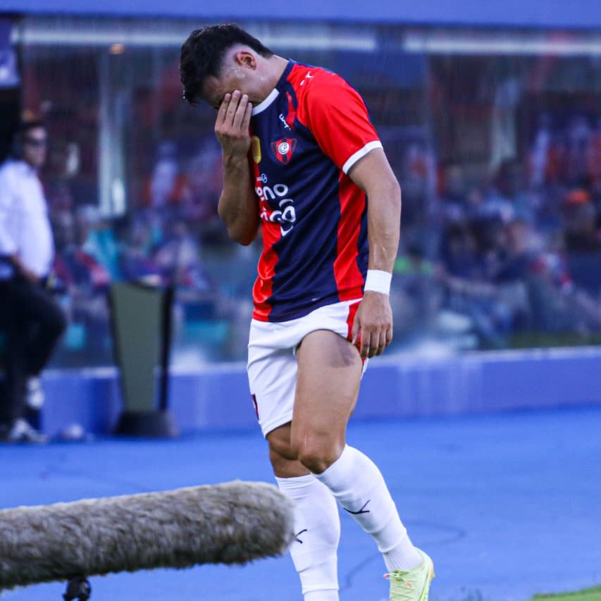 JohnWalterF's tweet photo. Blas Riveros no jugará contra Palmeiras...

El jugador habría sufrido un desgarro de 4 milímetros en la parte posterior del muslo, lo que requeriría dos semanas de fisioterapia, además del proceso de recuperación física.

via @JuanGDENIS https://t.co/0QqxRmxgSf