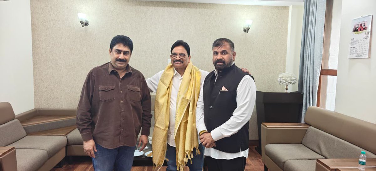 RavindraWaikar's tweet photo. महाराष्ट्र विधानपरिषदेचे नवनिर्वाचित उपसभापती मा. सचिन भाऊ अहिर यांचे माझ्या दिल्ली येथील शासकीय निवासस्थानी सस्नेह स्वागत केले. या प्रसंगी ईशान्य मुंबईचे खासदार संजय दिना पाटील आणि इतर मान्यवर उपस्थित होते. पुष्पगुच्छ व शाल देऊन उपसभापती महोदयांचा सत्कार करण्यात आला व पुढील वाटचालीस हार्दिक शुभेच्छा दिल्या. 💐✨@AhirsachinAhir @DrSEShinde @mieknathshinde