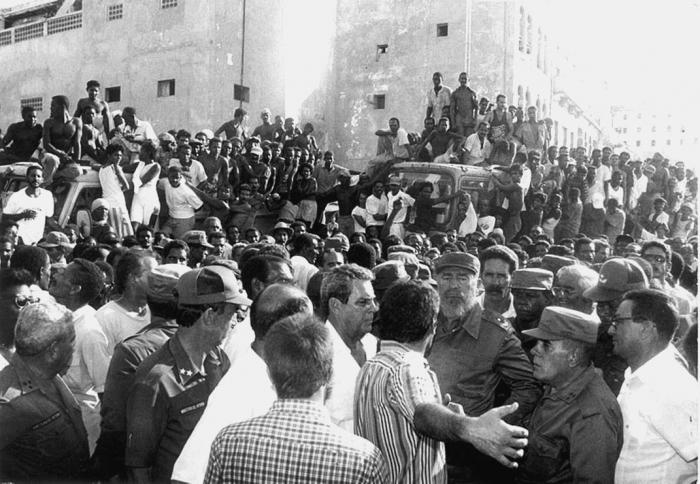 DeivyPrezMartn1's tweet photo. Así detallaría Fidel en su comparecencia en el centro de  las agitaciones, ante su orden de guardar las armas de fuego. De pronto,  la amenaza desapareció y solo se entonó el coro de su nombre. #100AñosConFidel #SanctiSpíritusEnMarcha . https://t.co/hfMFS4CNld