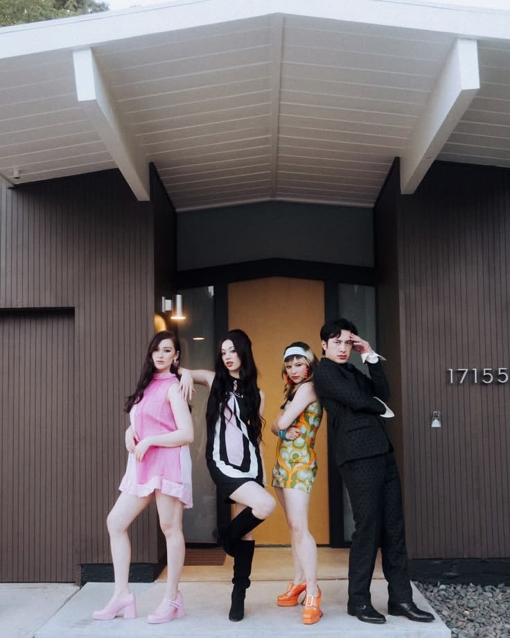 hudsonwupdates's tweet photo. New/old behind the scenes photo of Hudson Williams, Megan Skiendiel, Lola Tung and Alysa Liu from Laufey's "Madwoman" music video🤍

(via simplyloligirl) https://t.co/H92tzJjXQE